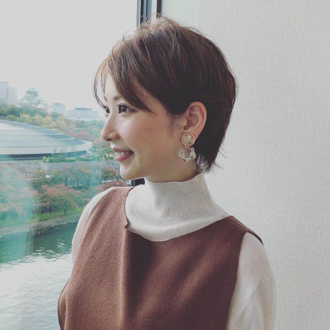 のインスタグラム：「おはようございますー！  昨日は大阪に着いて寒っ！ってなりまして、西まわりで寒気が流れ込んでいることを実感しました🙂大阪の木々も色づいてますね🤗  昨日のミヤネ屋の衣装です☺️  #ミヤネ屋 #気象予報士 #衣装」