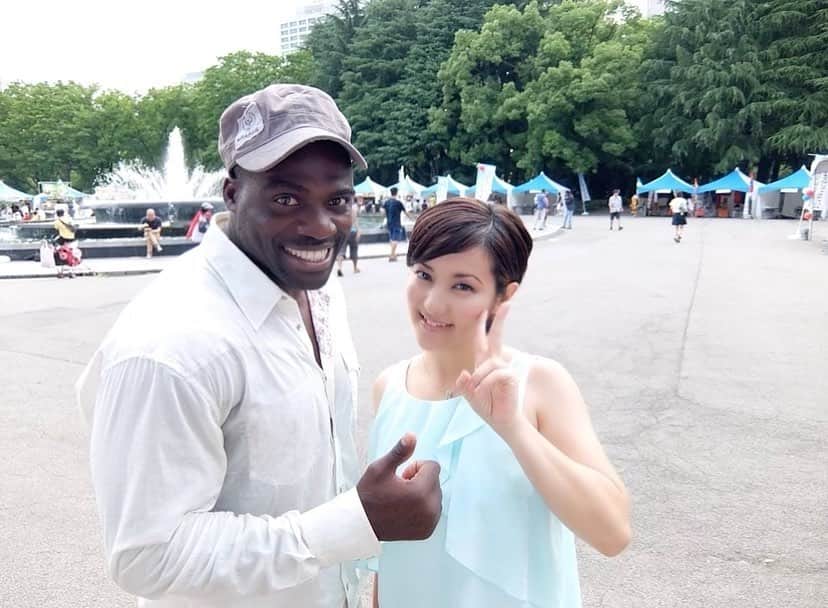 希良梨のインスタグラム：「ボビーと🎵  息子SKYが大好きな、ボビー・コロゴン。  以前に、多文化交流のイベントのアンバサダーをやらせていただいた際に、スタッフの方の友人で、来てくださったときの、 懐かしーい写真☺️✨✨  色んなことがあったと思うけど、それが人生だし、  私達は、ずーっとボビーのファンだから！！❤︎  ずっと応援してる🎵  頑張って‼️  #ボビー #希良梨 #多文化国際交流 #アンバサダー」
