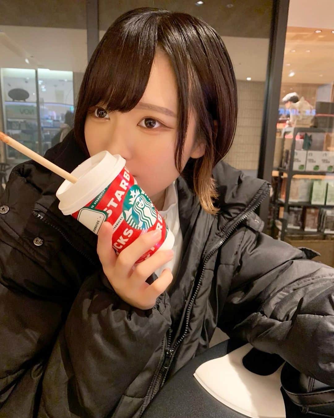 のインスタグラム：「・ ・ ・ お久しぶりの投稿❕❕  最近一段と寒くなってアウター出してきて防寒準備万端にしてる…🧊🌧🌬🌬  寒いと飲み物はホットがいいね〜𖠚໊𖠚  スタバでは絶対に、ホワイトモカのアイスorホットのアーモンドミルク変更でキャラメルソース追加しか飲みません、、笑  オススメみんな飲んでみて- ̗̀ ‪☺︎☺︎☺︎ ̖́-」