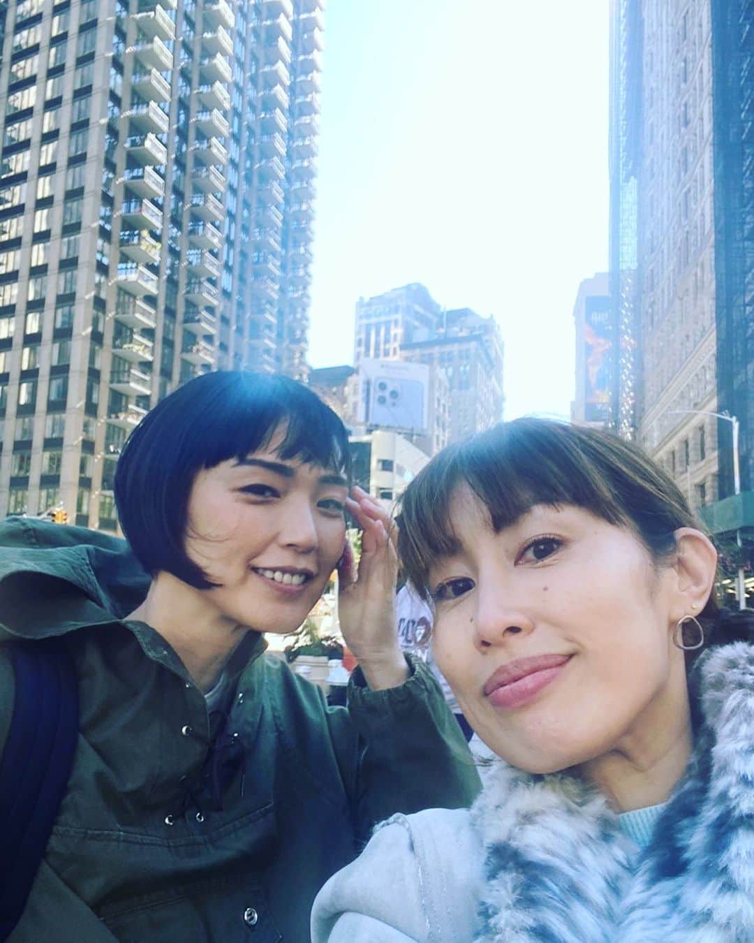 小山田サユリのインスタグラム：「Thank you my friend 💇🏻‍♀️ #hairstylist @emi_agio  #newhair #nyc #flatiron #friend #✂︎」