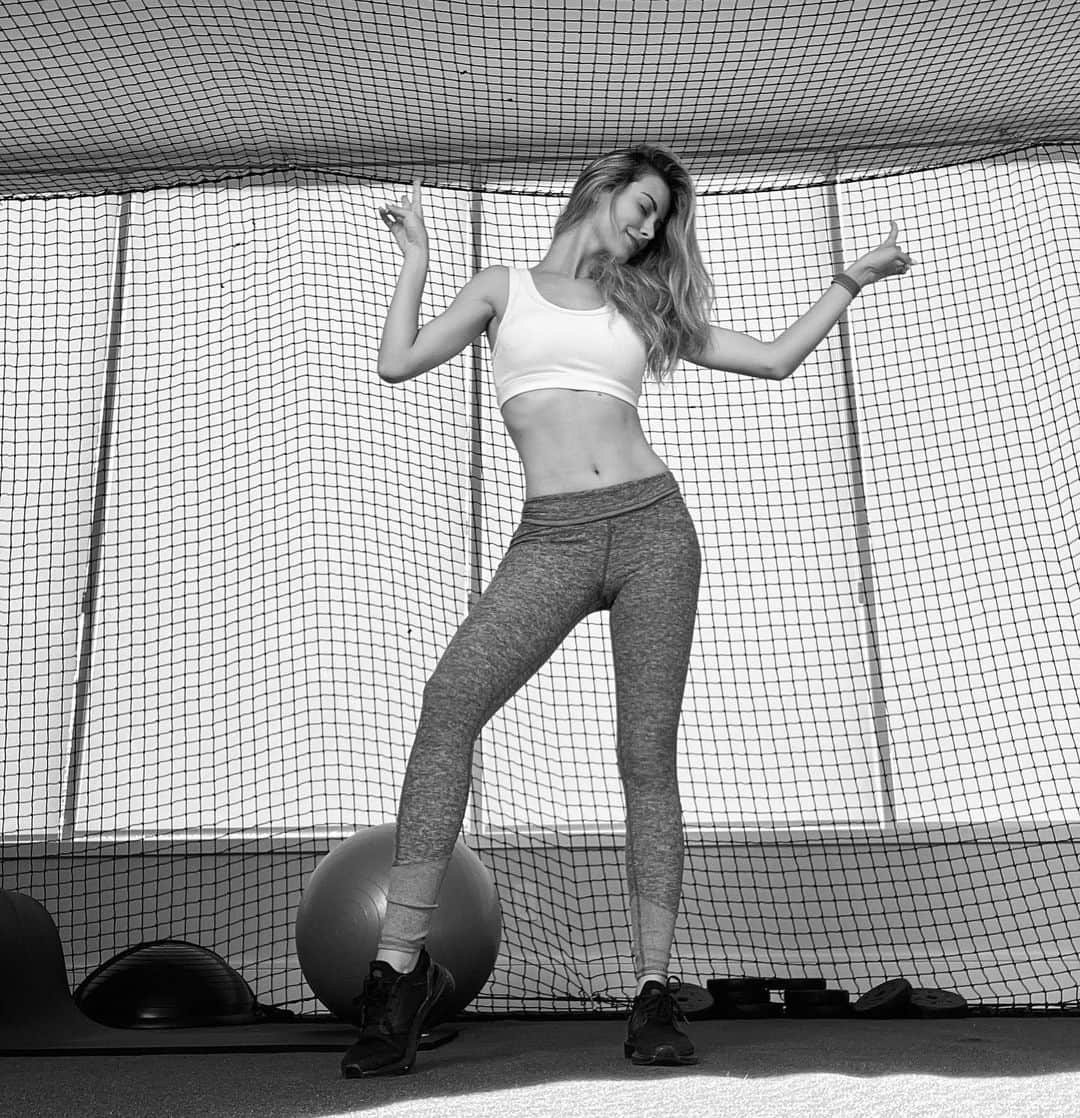 ステファニア・フェルナンデスのインスタグラム：「Una pequeña dosis de ánimo 👇🏻 y por que no unas palmaditas en la espalda con una frase de: Muy bien tu sí puedes lograr lo que te propongas.   Si tú no lo haces entonces, ¿Quién lo hará por ti?. La respuesta es sencilla: Nadie.   No esperes reconocimiento de otros para celebrar tus triunfos o pequeños logros en la vida.   Hoy me levanté contenta, visionaría y con orgullo por todo lo que he logrado y más en esta nueva etapa de mi vida como Madre. Casi 6 meses de posparto y si bien tengo días que me siento agotada y que a veces me quiere ganar la batalla el cansancio yo busco la forma de utilizar mis herramientas para seguir creciendo en: Cuerpo, alma y espíritu para darle lo mejor a mi hijo 💙✨  Hoy me siento feliz, plena y también agotada, pero en mi mejor momento de vida.  Me siento clara y con mis raíces más solidas para ser imparable 💪🏻  @ammaterreskin @clubammaterre   👉🏻Eres lo que cada día te repites.   🔺Tú puedes, eres grande y grandioso.」