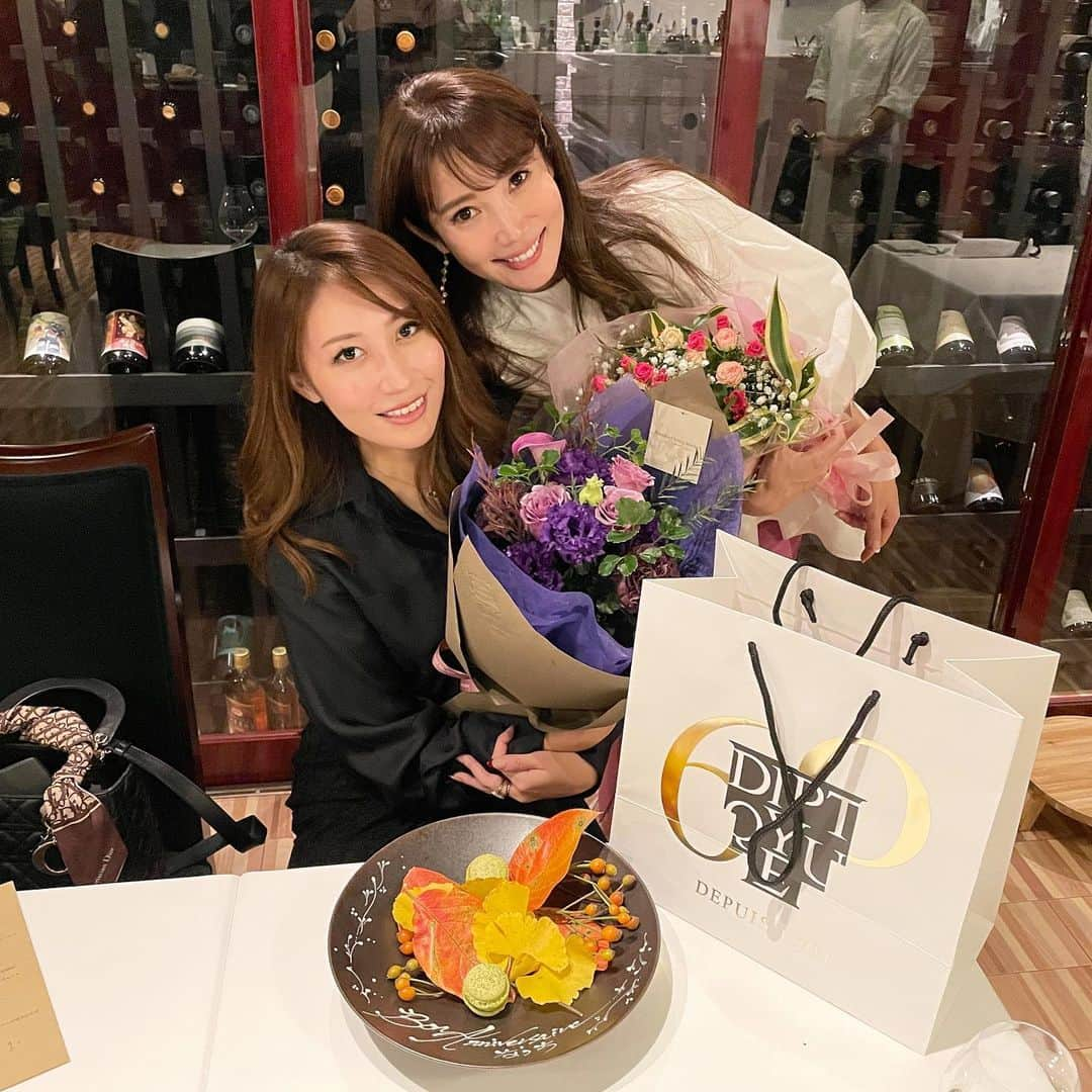 吉田美紀さんのインスタグラム写真 - (吉田美紀Instagram)「・ ・ なっちに久しぶりに会えた♡ 美しく心優しいなっち。 自分の軸をしっかり持っているところ、 素敵だな…といつも思ってます･:*+. ・ ポジティブな人からはポジティブなエネルギーを もらいますね˚✧₊⁎ ・ 予約してくれた @la_cle_tokyo もとっても素敵なお店だったなぁ♡ ・ さて！気がつけば金曜日。 一週間のお弁当が終わったわー👏 今日も素敵な一日を･:*+. ・ #friends #dinner #happybirthday #tokyorestaurant #お友達 #お誕生日おめでとう #東京グルメ #東京レストラン」11月12日 9時06分 - miki__yoshida