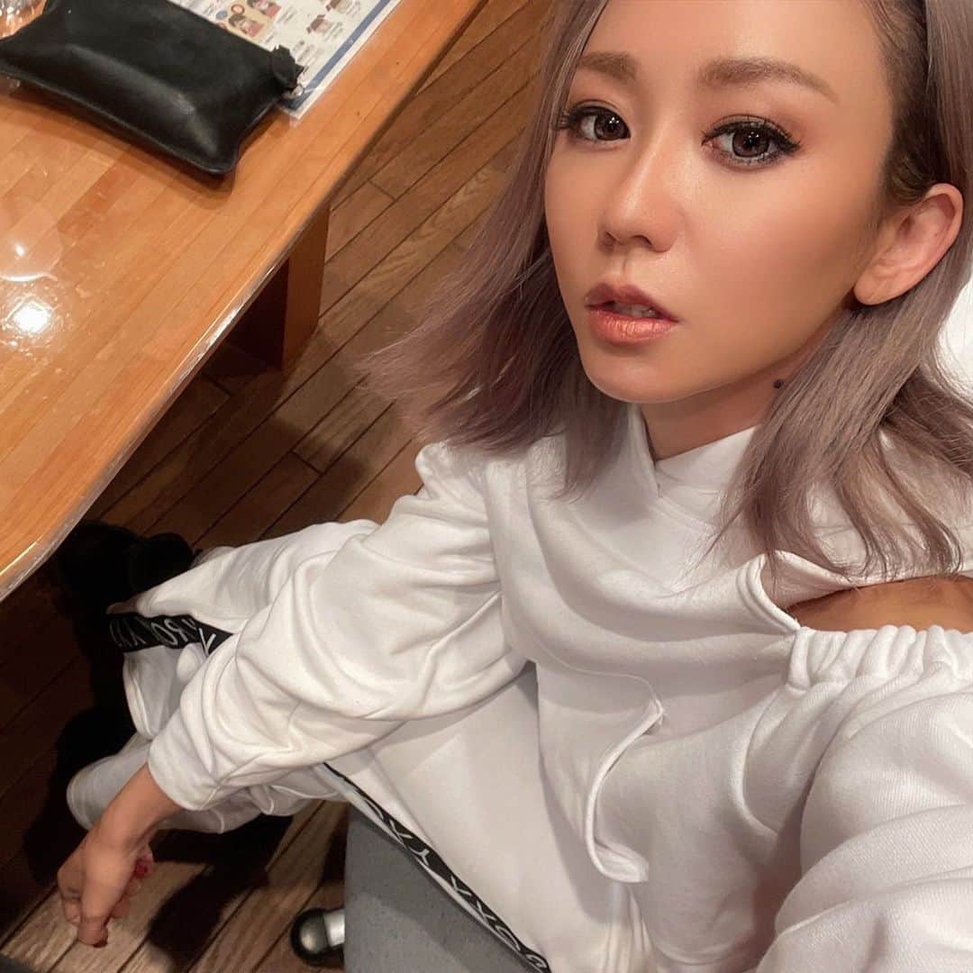 倖田來未さんのインスタグラム写真 - (倖田來未Instagram)「. 今日はレコーディングでした！ ホワイトコーデだったんだけど、ランチの時などはドキドキしますが笑笑 全身白新鮮でしたー！！ 写真撮ってたら、固いもんがあるなと。 でた、タグ付けっ放しでまたきた、、、 ⁡ #くみこあるある #ホワイトコーデ #レコーディング #fashion #ootd #gyda #kodakumi #倖田來未」11月12日 0時36分 - kodakumi_official