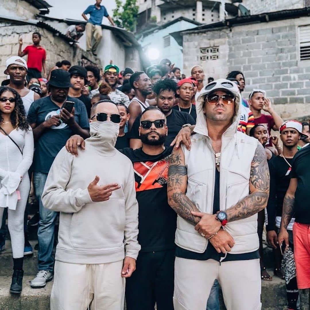 ウィジンのインスタグラム：「Repost from @jessyterrero • Muchos años trabajando juntos.  Mucha Batallas  Mucha Historia  Mucho Respeto   #VamosARecordar   @wisin x @yandel @jessyterrero 🎥🔥🎥  @cinemagiants   📸 @erikadurang」