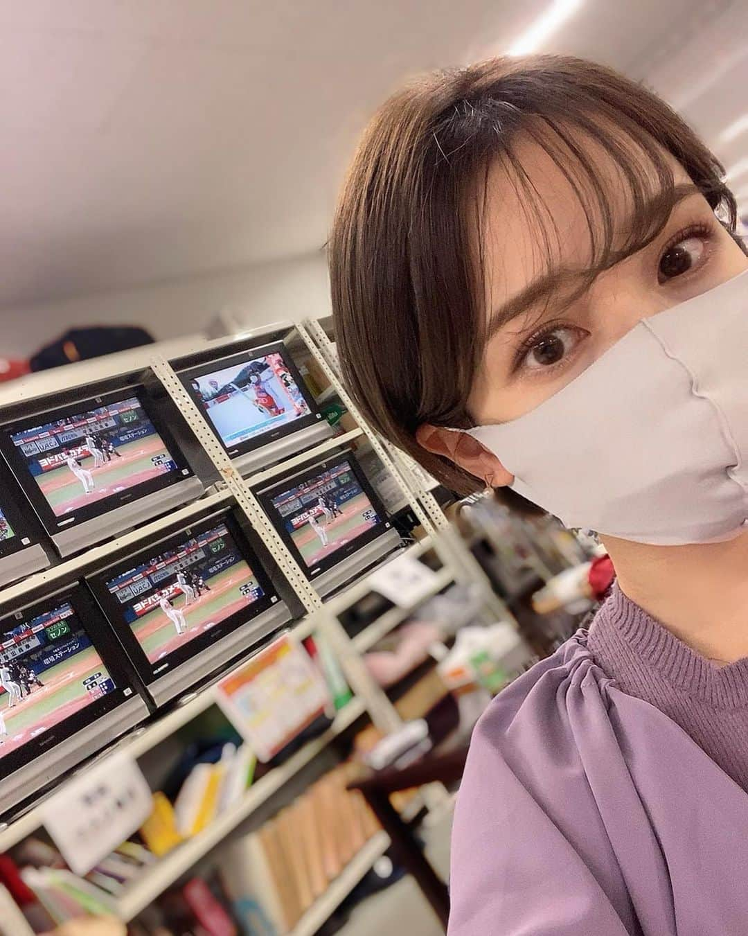 黒澤詩音さんのインスタグラム写真 - (黒澤詩音Instagram)「* 『プロ野球ニュース ⚾️』  ご視聴ありがとうございました✨ クライマックスシリーズ🔥 ファイナルステージ第2戦！  盛り上がっていますね〜🔥 本日も #高木豊 さんと、 スタジオは #里崎智也 さん お電話 #池田親興 さん  リーグ優勝のヤクルトとオリックスが連勝でアドバンテージ1勝を含み日本シリーズに王手をかけました👍  #セリーグ は、 勝った #ヤクルト の先発#高橋奎二 投手が、6回2安打無失点の好投。#スアレス 投手で7回。#清水昇 投手→ #マクガフ 投手の #絶対大丈夫 🔥の勝利の方程式。  攻めては、#塩見泰隆 選手が２日連続のお立ち台。 神走塁の次は神スイングを魅せてくれました！  一方の巨人は、苦しい2戦連続の完封負け。 後がない今こそ、選手とファンと #ともに強く 勝利を掴みたいですね✊  予告先発は、 ヤクルト #原樹里 投手 巨人 #メルセデス 投手  一方の #パリーグ ⚾️  #オリックス 先発は #田嶋大樹 投手が緩急を活かした好投で、6回3安打無失点。マウンドでは＂心が豊かになることを呟いていた＂とのこと。7回からは、東海大相模出身 #吉田凌 投手→ #ヒギンス 投手→ #平野佳寿 投手で完封リレー。  打っては、今日唯一のホームランとなった ラオウ #杉本裕太郎 選手の一発が決勝打に。 #吉田正尚 選手共にラオウポーズ✊  連敗を喫した #ロッテ ゼロゼロゼロは、なんとか！一矢を報いたいところですね！  第3戦の先発は オリックス #山崎颯一郎 選手 ロッテ #岩下大輝 選手  勝利を手にするのはどちらか！？ 明日も目が離せません❗️  #プロ野球 #フジテレビone #日本シリーズ #クライマックスシリーズ #CS」11月12日 2時02分 - shionkurosawa_official