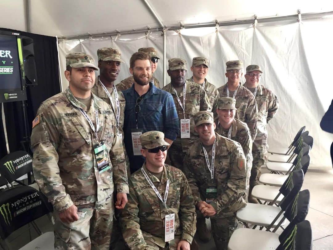 マイク・ヴォーゲルのインスタグラム：「The men and women that I have been blessed to meet over the years, that have served this great country, have humbled me.  To the wives, husbands, mothers, fathers, sons and daughters that have loaned us these incredible women and men of such great courage and sacrifice, we say “THANK YOU”! Happy Veteran’s Day!  #veteransday #heroes」