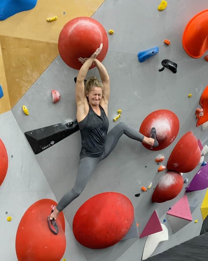 シャウナ・コックジーのインスタグラム：「This is weirdly the most like myself I’ve felt in a while. Making up silly moves and eliminating holds on climbs. So much fun.   No falling means I get scared a lot though. Feeling very lucky that Ned’s always there and ready to get me when I don’t wanna be on the wall anymore 🥰  This was also my first time in on the Tokyo replica wall at @tchsheffield since the games. Nostalgic. Love having this wall in Sheffield!  @entreprisesclimbing」