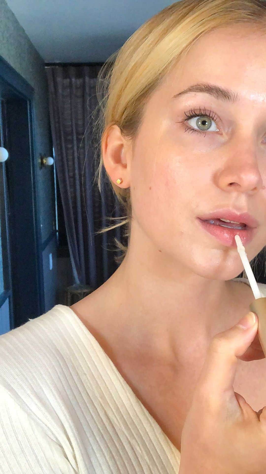 エリザベス・ライルのインスタグラム：「Happy skin loving makeup brought to you by the incredible @janeiredale We made a little video of my breathable, go to look, that gives me that boost to go out into the world feeling confident and still true to myself ✨ Hope you enjoy a little morning chat about all things makeup with a side of thoughts on life. Full video on YouTube. Also, Check the link in my bio for all my favorite products and use code ELIZABETH15 for residents of the USA, UK, Canada & Australia to save 🌸」