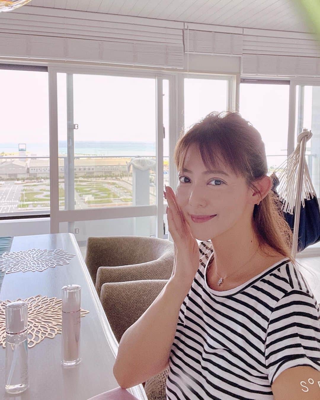 箕輪玖美さんのインスタグラム写真 - (箕輪玖美Instagram)「先日参加した 『美ST×BENEFIQUE Zoomイベント』 10月21日に発売された高機能エイジングケア（＊）ラインのベネフィーク　リュクス （＊）エイジングケアとは年齢に応じたうるおいケアの事😍  商品の説明から使い方の詳しいレクチャーまであり、とても参考かつお勉強になったイベントでした✨  ①ベネフィーク リュクス リセットセラム＜美容液＞医薬部外品 85mL / 12,100円（税込） レフィル 85mL / 11,550円（税込） ️まずマッサージしながら流す。  ②ベネフィーク リュクス リフトモイスチャーライザー Ⅰ・Ⅱ・Ⅲ＜保湿液＞医薬部外品 Ⅰ・Ⅱ 各85mL / 9,680円（税込） Ⅲ / 50g 9,680円（税込） レフィル Ⅰ・Ⅱ 各85mL / 9,130円（税込） Ⅲ 50g / 9,130円（税込） ️次に持ち上げるようにマッサージしながらなじませる。 （私は軽めのテクスチャーⅡを使用しています）  ③ベネフィーク リュクス ファーミングローション＜収れん化粧水＞医薬部外品 170mL / 6,600円（税込） レフィル 150mL / 5,610円（税込） ️最後に化粧水⁈ですが、パッティングしながら引きしめて美しい肌をキープ。  スキンケアはながら&時短派でしたが、年々ハリやたるみが気になってくるお肌と会話をしながら喝を入れてくれそうなスキンケア商品とお手入れ方法に、時間をさいて丁寧にお手入れするのが楽しくなってきたよ😉  店頭カウンセリングがオンライン予約で出来るお店もあるみたいなので、興味のある方は是非❣️    @be_story_official  #PR #美ST #ベネフィーク #ベネフィークリュクス #自分史上最高のフェイスライン #フェイスライン #小顔マッサージ #アンチエイジング #美STベネフィーク #フェイスラインの肌に自信 #流して持ち上げ #コスメ #美容好きな人と繋がりたい #美魔女 #5期グランプリ #アラフィフ #アラフォー #モデル #箕輪玖美」11月12日 7時08分 - kumi.111