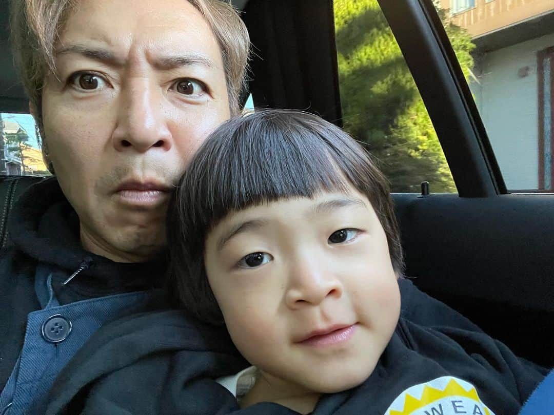 つるの剛士さんのインスタグラム写真 - (つるの剛士Instagram)「幼稚園の送り迎えの時くらいしかかまってあげられなくてすまん。 もうちょっとだけしんぼーしてくれ。息子よ。  皆さんいってらっしゃい いってきます。  今日もご活躍を〜  #しゃっちょ　 #早くみやじー @miyanguen さんのとこ行きたい と息子 #しゃちょばいく   #目指せ保育短大卒業への道 @二年生 #教育実習中　#お仕事休業中🙇‍♂️」11月12日 7時58分 - takeshi__tsuruno