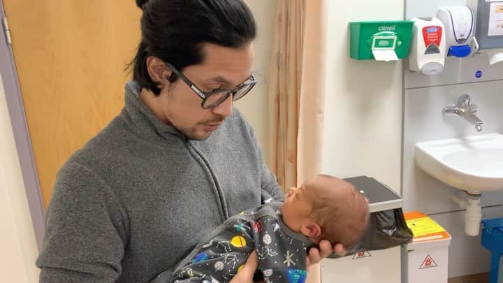 Kimberly Ryderのインスタグラム：「Happy Father’s Day Papa @edward_akbar! Thank you for being a loving Papa to our two little sprogs. Love youuu 😚  Ini waktu Rayden umur 5 hari, cek pendengaran wajib di RS di Inggris.👂🏼」