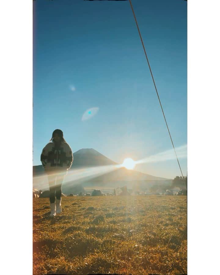 のインスタグラム：「#晴れ女　【Mt. Fuji 】 雲ひとつない美しい富士山🗻 すごいオーラとエネルギー✨  美しい富士山を眺めながらキャンプ🗻✨  寒かったらテントの中で 料理🍳  自然と気持ちいい空間。  明るい時間は富士山からパワーを頂き、夜は沢山の星に癒される🥺  まさにパワースポット✨  本当に癒された2泊3日で あっというまでした。  あらためて キャンプが好きになりました⁽⁽ ( *ˊᵕˋ ) ⁾⁾  元気はつらつ パワーアップして東京戻ります🤩  📍ふもとっぱらキャンプ場  住所：〒418-0109 静岡県富士宮市麓156  TEL：0544-52-2112 (8:30～17:00)  ✴︎✴︎✴︎✴︎✴︎✴︎✴︎✴︎✴︎✴︎✴︎✴︎✴︎✴︎✴︎✴︎✴︎✴︎✴︎✴︎✴︎✴︎✴︎✴︎✴︎ #camp #camping #cooking #nature #fuji #mtfuji #mt #料理 #クッキング #テント #キャンプ飯 #キャンプ #キャンプ飯レシピ #キャンプ場 #キャンプ好きな人と繋がりたい #キャンプ料理 #大塚ごはん #火鍋 #キャンプごはん #テント泊 #テントの中 #クッキングラム #料理好きな人と繋がりたい #自然 #富士山 #富士山キャンプ #ふもとっぱら #世界遺産」