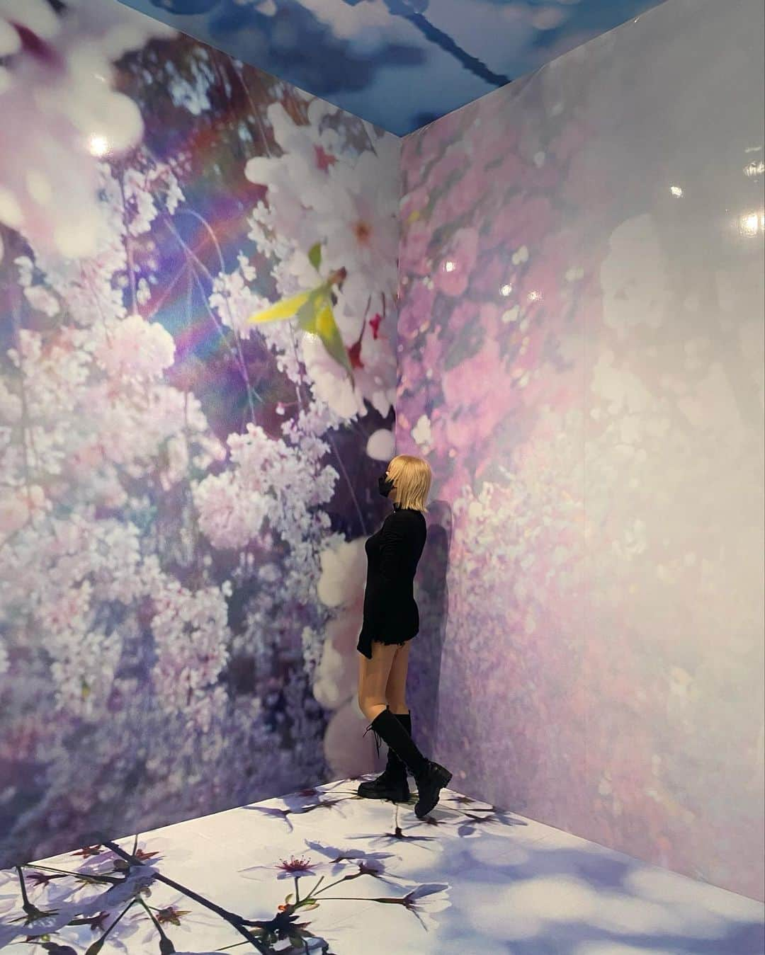 多田岬のインスタグラム：「. . . 上の森美術館の蜷川実花展に行って参りました . 言葉にできないほど綺麗な蜷川実花さんワールドだった💄🦋 . .  #蜷川実花展  #蜷川実花展東京 #虚構と現実の間に」