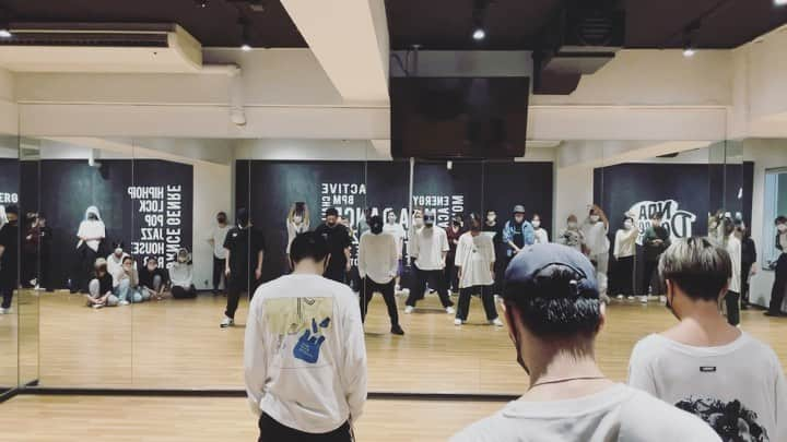 YWKIのインスタグラム：「: 久しぶりのレッスン動画🕺  w /  @r1kuto @taihey052  @masahiro980915  @tenten_0821   📍 @noadance_official   #dance #choreography #dancevideo」