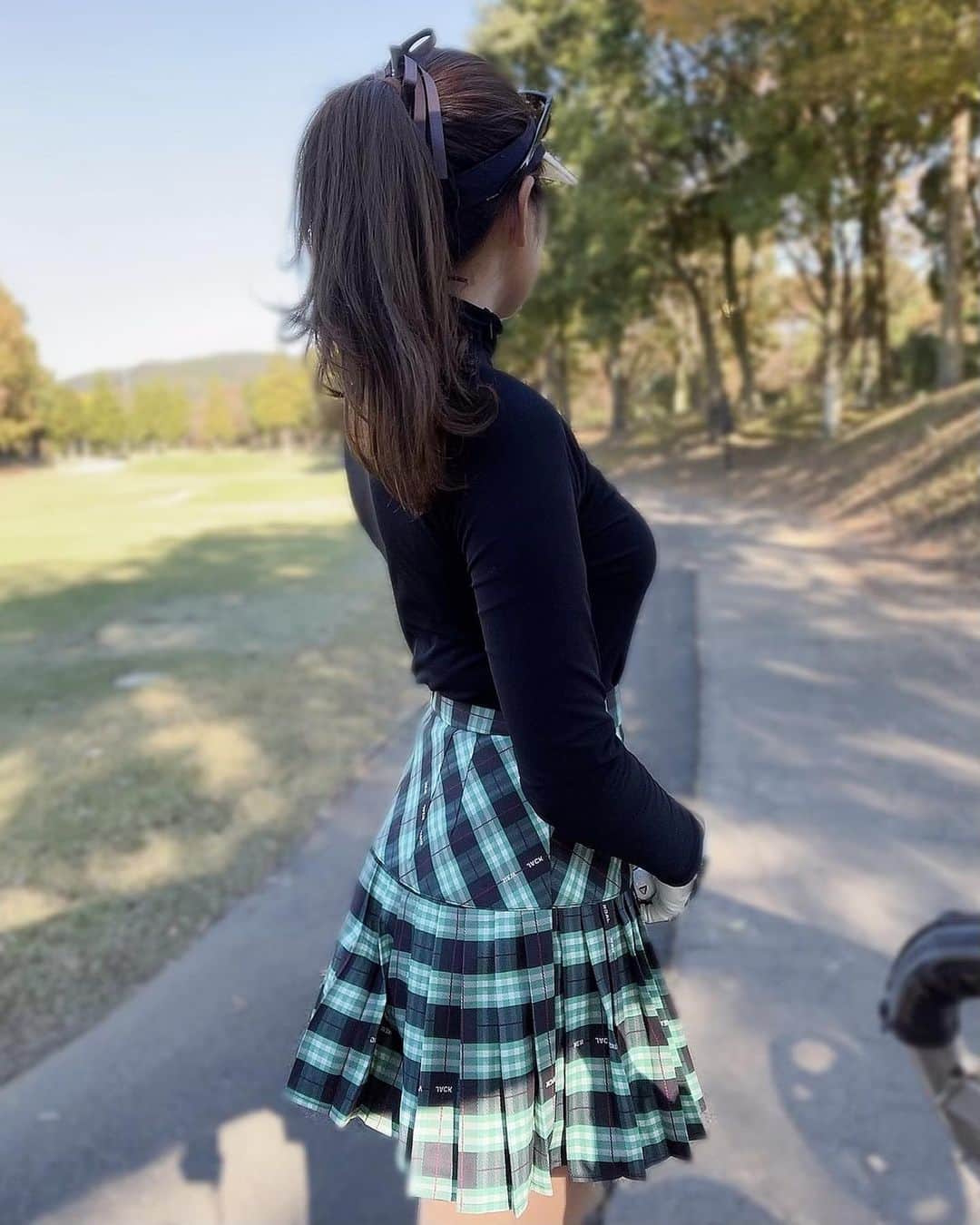 まいまいさんのインスタグラム写真 - (まいまいInstagram)「このスカート可愛いの💚 どこのですか？ってDMたくさんだった！ @noelreussir_official のスカートだよ♡ スイングするとフワってなる🧚🏻‍♀️♫ コースでも映えるのでおすすめです💓  3枚目は、薄い当たりのアイアンショット🏌️‍♀️笑 . #まいごるふ#ゴルフ#ゴルフ女子#ゴルフスイング#ゴルフウェア#ゴルフコーデ#maigolf#golf#golfswing#golfwear#골프#골프스윙#골프중독#골프웨어」11月12日 18時06分 - ___maigolf___