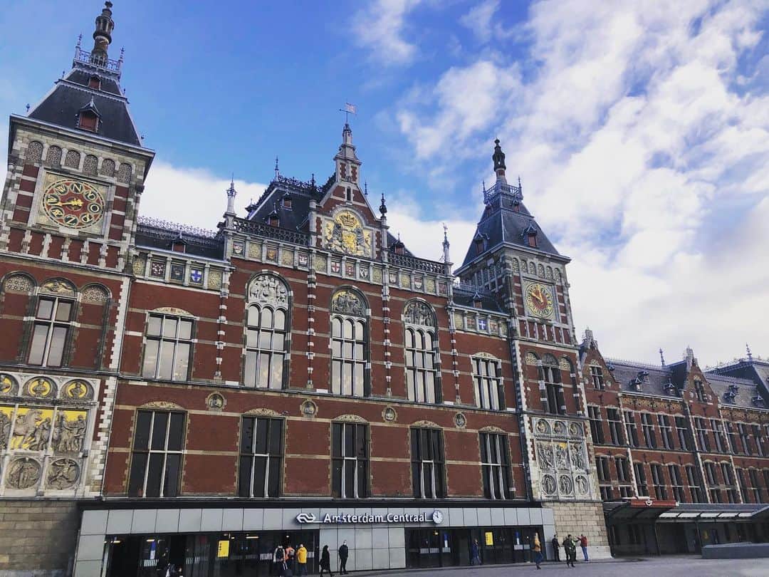 伊東楓さんのインスタグラム写真 - (伊東楓Instagram)「Hello,  Amsterdam🇳🇱  この度 念願のオランダへ。 以前からじっくりと鑑賞したいと思ってた絵画たちが この国にはたくさんあったから🇳🇱#thenetherlands #Netherlands #iamsterdam   レンブラントの"夜警"と ゴッホの"ひまわり"が 思ってたよりサイズが大きくてびっくりした…🙄🙄 迫力が違うね🙄  あとは、 アンネフランクの家🏠が とっても とっても 良くて。 胸がチクリと痛んだし、ハッとさせられることが多かった。 実は、これまで アンネの日記 を読んだことがなくて、前知識がそんなにない状態で行ったの。 でも、実際に彼女たちが2年間近く 息を潜めて暮らしてた部屋や、本物の日記を見た時、  彼女たちが この部屋で何を考えて、 何と戦っていたのか、 戦争って何だったのか、 宗教って何なのか、  いろんなことを改めてじっくり考えてみたくなった。 滞在後、すぐにアンネの日記を買って、今読んでいるところです。  .  I visited Amsterdam, and saw many paintings.  My desire for art.  I'm thinking about why we live, what I want to draw.  #アンネフランクの家  #アムステルダム #アンネの日記 #AnneFrank #レンブラント#Rembrandt #夜警　#Vermeer #mydrawinglife   総括、  華やかだけどスリリングな、 そんな印象の街だった。😎  旅は続くよ、どこまでも。 #traveltheworld」11月12日 18時26分 - kaede_ito004