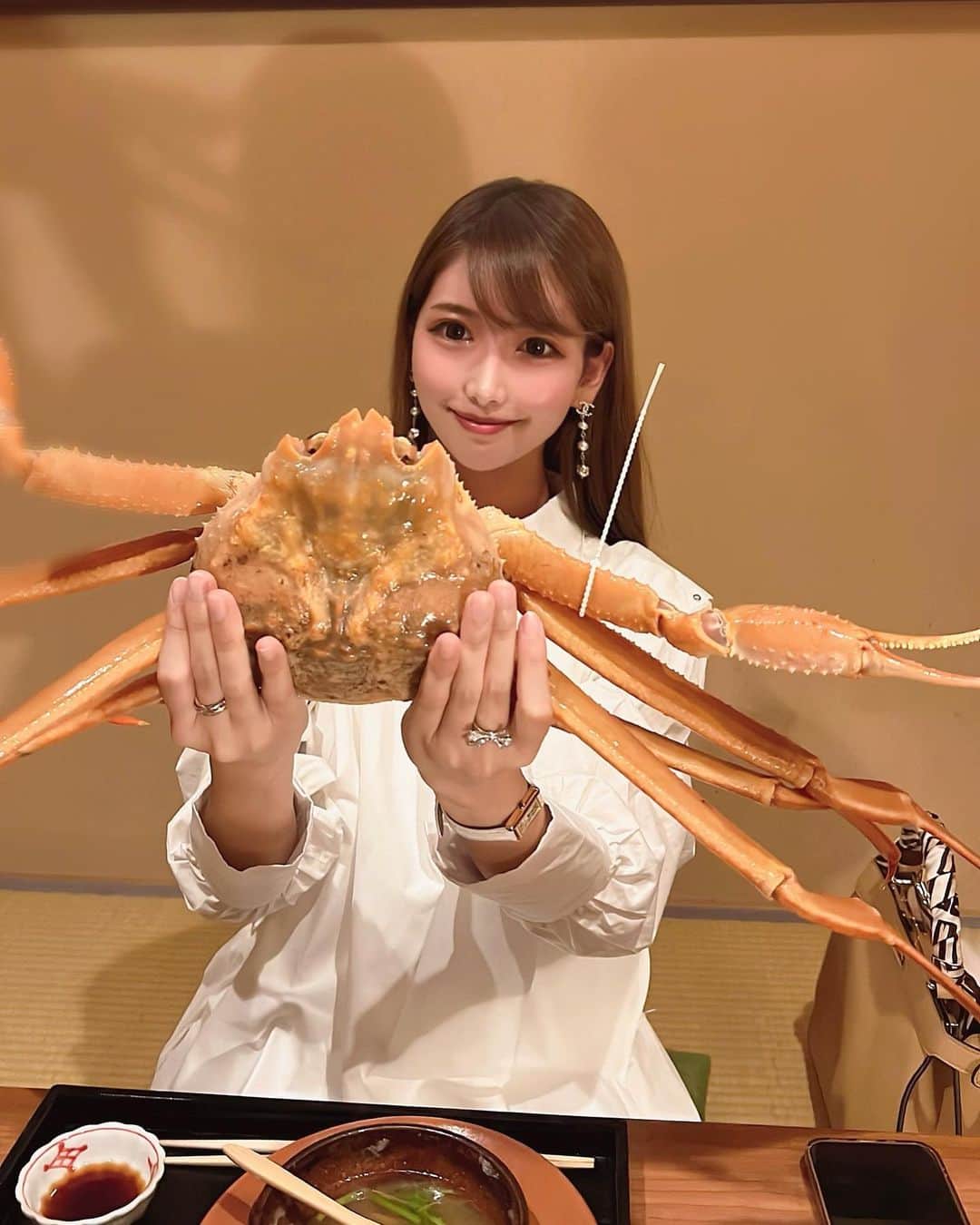 MAYUさんのインスタグラム写真 - (MAYUInstagram)「今週もお疲れ様でした☺️🤍 . 昨日は蟹食べたんだ〜🦀 蟹味噌だいすき〜❣️❣️ この時期は美味しいものが多いから太る😋✨ . シャツワンピースは @saddemo_official さんのものだよ☺️ 胸元のデザインがかわいい🤍 . #ワンピース#白シャツ#シャツワンピース#きた福#蟹#ディナー#ゴルフ女子#ゴルフ#ゴルフ好き#ゴルフ好きな人と繋がりたい#ゴルフ女子と繋がりたい#saddemo#onepiece#fashion#ootd#dinner#japan#japanesegirl」11月12日 18時49分 - mayu.kina_golf