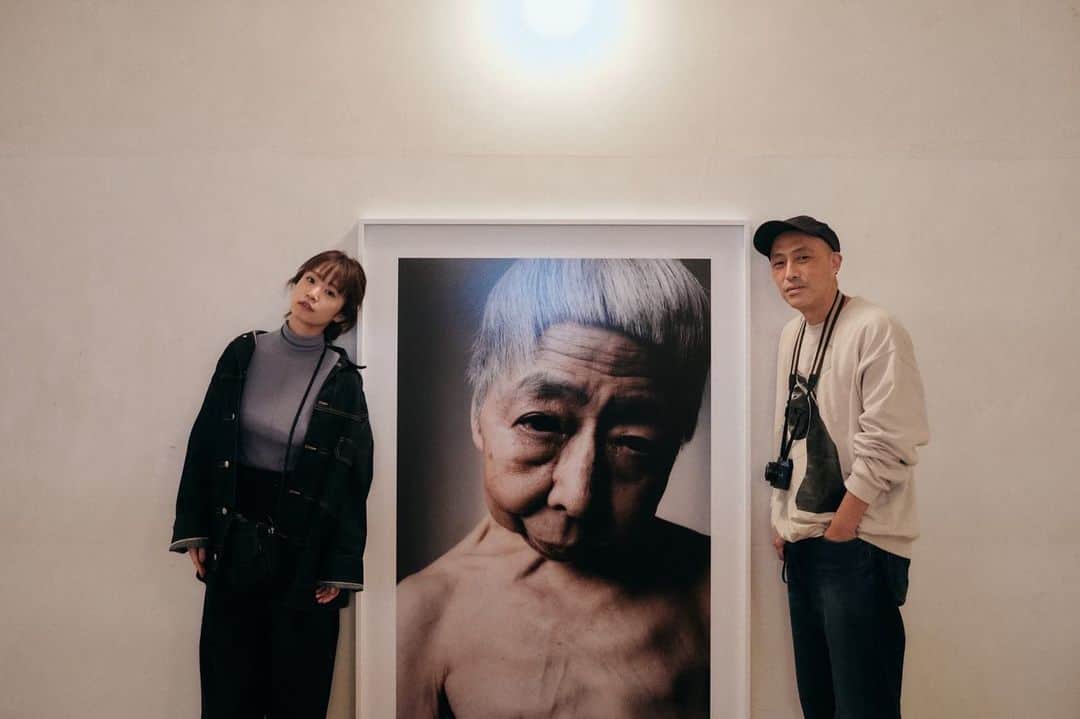 菜乃花のインスタグラム：「先日、お仕事の合間に時間ができたので趣味の合う仲間と笠井爾示さんの写真展へ。  展示写真の大きさがよくわかるツーショット。  場所、写真、展示の空間作り、 インパクト凄かった。  色んな展示の形があっておもしろいです。  爾示さんにも会えてご挨拶できてよかった〜☺️」