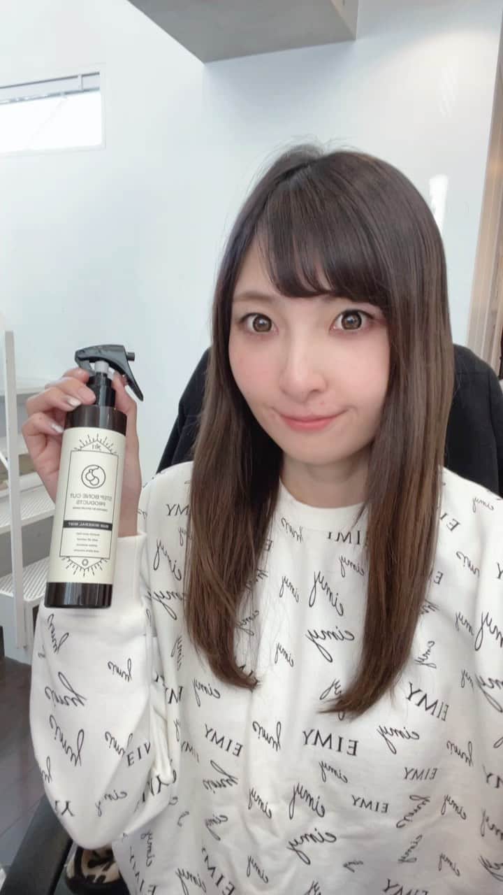 五位渕のぞみのインスタグラム：「サスティナブルな環境配慮型コスメ 20秒で 小顔になる#小顔ミスト 🧖🏻‍♀️✨✨ @sbcproduct  ㅤㅤㅤㅤㅤㅤㅤㅤㅤ すっぴんでオフィスでシュー😍💕 カチって止まるからカバンの中での液漏れの心配もありません👌🏻🌈  小顔補正立体カット（STEP BONE CUT）の 特徴を際立たせる小顔のためのプロダクト😍💕 ㅤㅤㅤㅤㅤㅤㅤㅤㅤ 小顔・リフトアップ効果、 髪と肌の水分増加、メイク持続力アップ。  たった一吹きでアゴのラインを すっきり引き締めて小顔に。 また、肌の潤いも髪の水分も同時にアップ。 化粧品不要の肌に導く 簡単シンプルビューティープロダクト❣️ ㅤㅤㅤㅤㅤㅤㅤㅤㅤ ◽ SBCP 生ミネラルミスト 200ml  7,370円(税込) https://sbcp-shop.jp/?pid=108877782 ㅤㅤㅤㅤㅤㅤㅤㅤㅤ 【使用方法】 ◽洗顔後のスキンローションとして ◽日焼け後の美容液として ◽洗い流さないトリートメントとして ◽贅沢なブローローションとして ㅤㅤㅤㅤㅤㅤㅤㅤㅤ シャンプーなどのヘアケアもget🧴🛁🧼🚿✨✨ ◽SBCP 生ミネラルシャンプー ◽ SBCP 生ミネラルトリートメント 400mlセット　12,980円(税込) https://sbcp-shop.jp/?pid=108877613 ㅤㅤㅤㅤㅤㅤㅤㅤㅤ ◽ SBCP 生ミネラルクレイ+  80g 4,510円(税込) https://sbcp-shop.jp/?pid=108878167 ㅤㅤㅤㅤㅤㅤㅤㅤㅤ ◽ SBCP 生ミネラル オイル+  75ml 4,290円(税込) https://sbcp-shop.jp/?pid=136635295 ㅤㅤㅤㅤㅤㅤㅤㅤㅤ ボトルもオシャレでかわいいし、成分もとっても 良いしヘアケアラインもお気に入り😘💋 ㅤㅤㅤㅤㅤㅤㅤㅤㅤ ㅤㅤㅤㅤㅤㅤㅤㅤㅤ ㅤㅤㅤㅤㅤㅤㅤㅤㅤ ㅤㅤㅤㅤㅤㅤㅤㅤㅤ ㅤㅤㅤㅤㅤㅤㅤㅤㅤ ㅤㅤㅤㅤㅤㅤㅤㅤㅤ ㅤㅤㅤㅤㅤㅤㅤㅤㅤ ㅤㅤㅤㅤㅤㅤㅤㅤㅤ ㅤㅤㅤㅤㅤㅤㅤㅤㅤ #小顔ミスト #生ミネラルミスト #SBCP #美容 #スキンケア #skincare #ヘアケア #haircare」