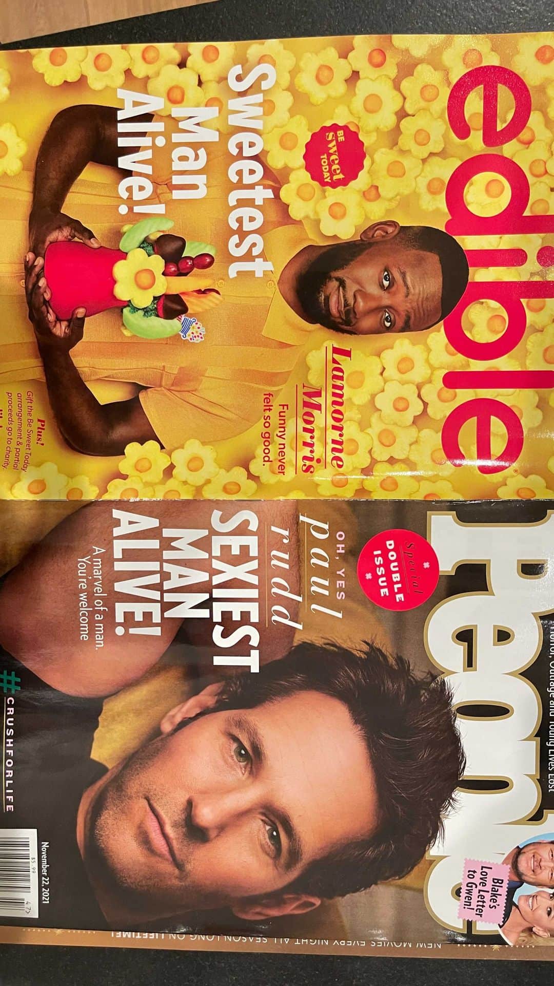 ラモーネ・モリスのインスタグラム：「What’s sexier than being @people’s #sexiestmanalive? Being named the #SweetestManAlive by @ediblearrangements   Am. I. Edible?   #ad」