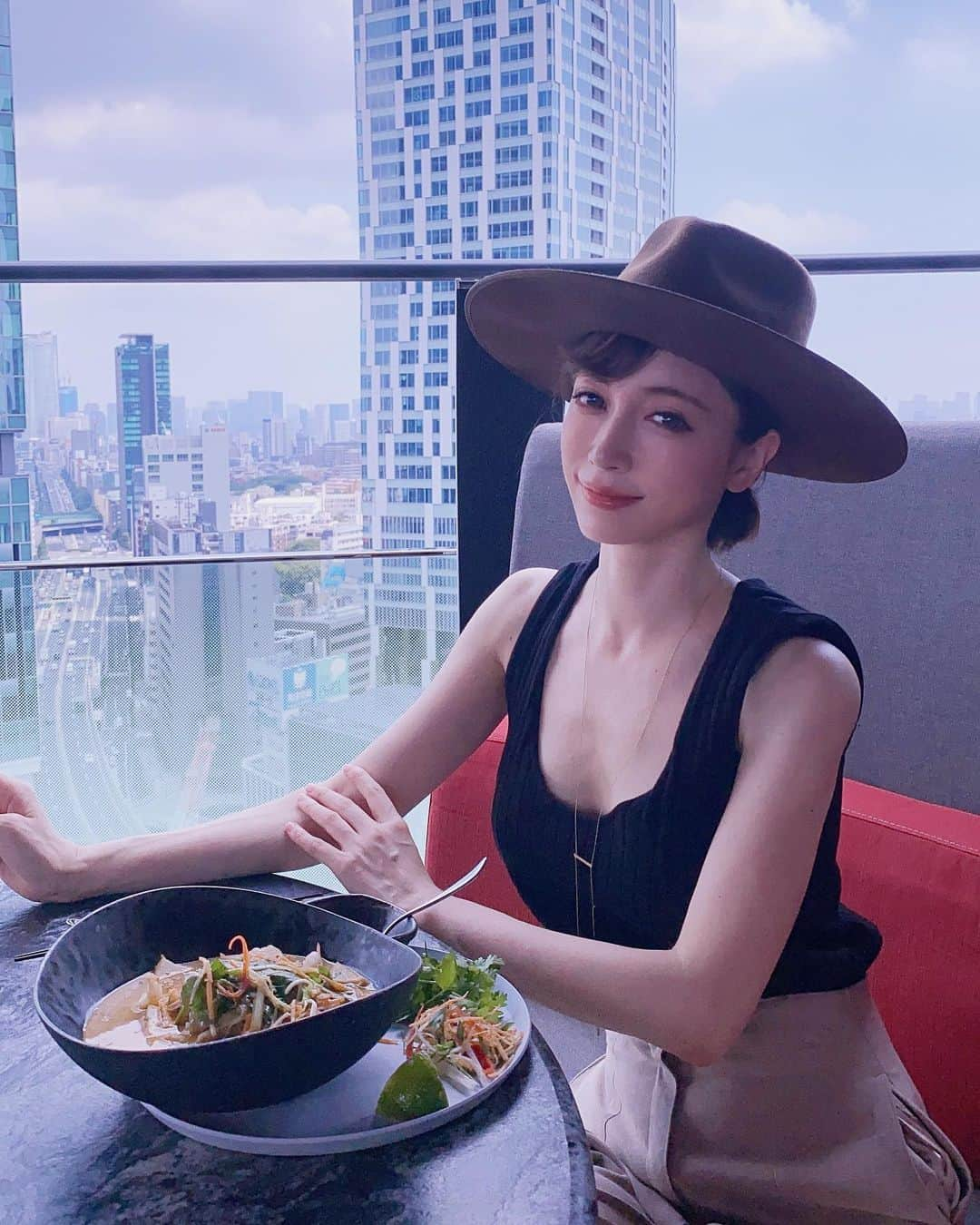 大矢真夕のインスタグラム：「こんにちは🌞  服が寒々しい😂 載せそびれてた夏の画像です  話は変わるけど、2週間ちょっとくらい前にこの秋出たApple Watchを購入しました。  NikeのCellularモデルにしたよ💛  普段時計は全く付けないので (腕の違和感が気になるし時間は携帯で見れるので結局付けない) 買ってもそうなるんじゃないかという思いもあって今まで手を出して来なかったんだけど😮  結果、寝てる時以外ずっと着けてます😊 バンドがすごくフィットするからかな、 寝てる間に充電したいので外すんだけど 外し忘れて寝そうになるくらい💡  とにかく機能が私の生活スタイルや求めてるものにめちゃめちゃマッチしてくれて、最近買って良かった物の一つだよ😊  #celavitokyo #celavi #friendship  #今日のコーデ #渋谷 #instagramjapan #cafestagram #ig_japan #photo_japan #photo_jpn  #igersjp #cafekitsune #instamood😎  #インスタ映え #渋谷カフェ #カフェ #lunchtime #ランチタイム #カプチーノ #カフェラテ #テラス #テラスカフェ #cafelatte #restaurante #レストラン #バー #applewatch #nike #applewatchnike #applewatchseries7」