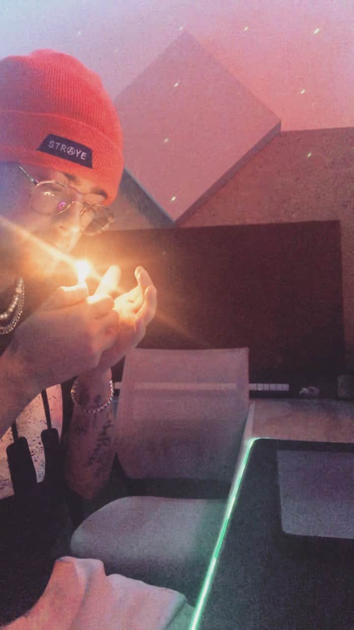 のインスタグラム：「Tell me why the sun had to run away 🌦💔 y’all ready for new music?」
