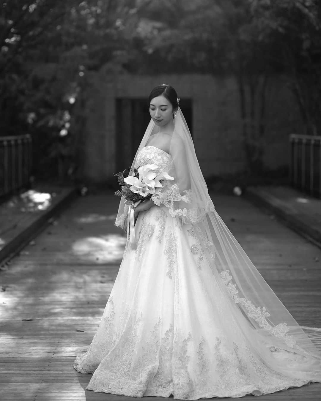 蒼羽りくのインスタグラム：「いつも支えてくださっている皆様へ ⁡ ⁡ ⁡ 私事で恐縮ではございますが、兼ねてよりお付き合いさせていただいておりました方と結婚致しました。 ⁡ いつも温かいお気持ちで応援してくださる皆様への感謝の気持ちを忘れず、温かな家庭を大切に築きながら、お仕事にも邁進して参りたいと思います。 今後共、ご指導ご鞭撻の程、よろしくお願い申し上げます。 ⁡ 蒼羽りく」