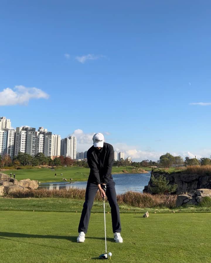 のインスタグラム：「골프시작한지 7개월차.  너무 어렵다.  . 이제 조금씩 피드도 올릴께요.  제 소식 궁금하셨던 분들 항상 곁에 있어 주셔서 감사드립니다. #잭니클라우스골프클럽」