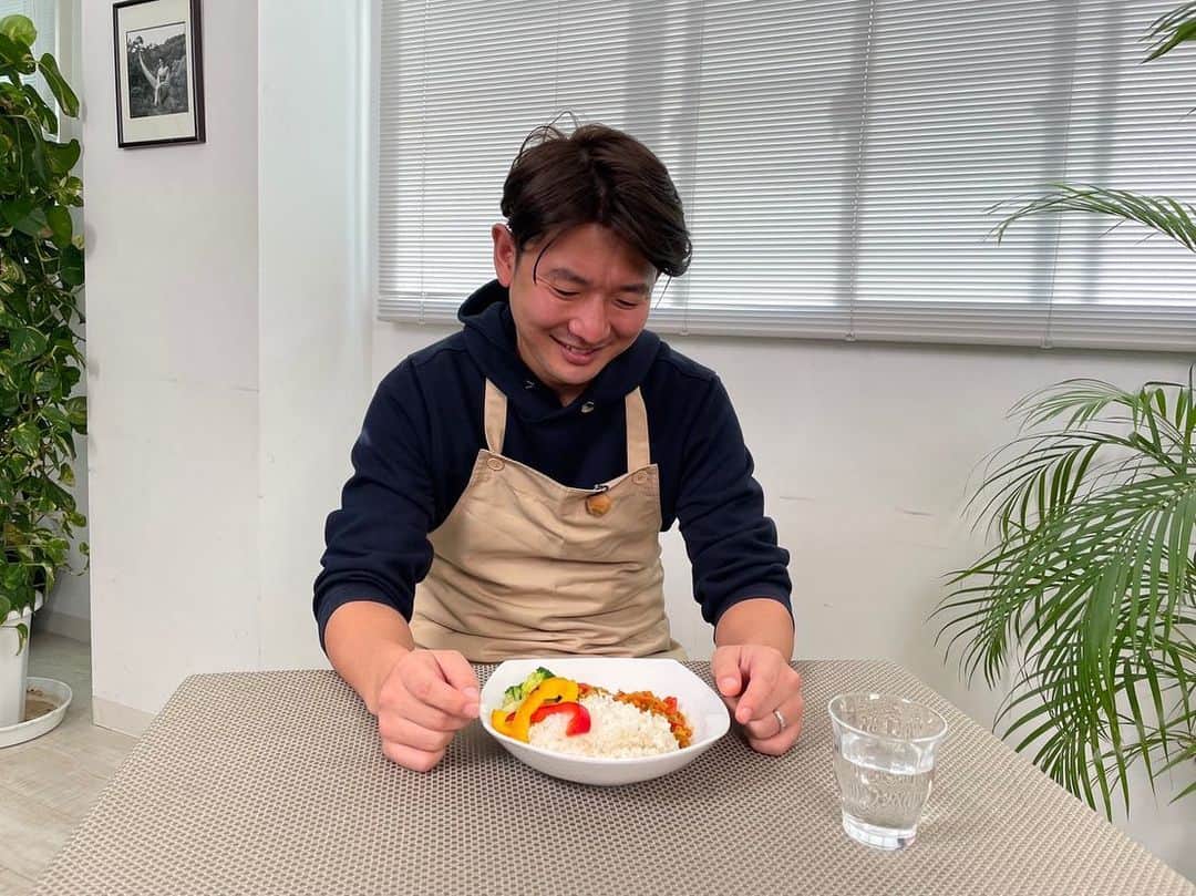 フジテレビアナウンサーのインスタグラム：「谷岡慎一です。 喋りながら料理するのが大変でした。笑笑  “腸”を元気にするメニューをご紹介する、フジテレビ アナウンサーの『快うん食堂』で私が作ったのは…  #緑黄色野菜たっぷり肉なしキーマカレー  他にも梅津弥英子アナ・榎並大二郎アナ・内田嶺衣奈アナがオリジナルメニューを紹介しています。   今日からオンラインで開催される『アンチエイジングフェア2021バーチャル』でご覧いただけます。参加は無料です。 こちらのアカウントから是非ご参加ください👉@aaf_virtual  #谷岡慎一 #アンチエイジングフェア2021 #aaf2021V」