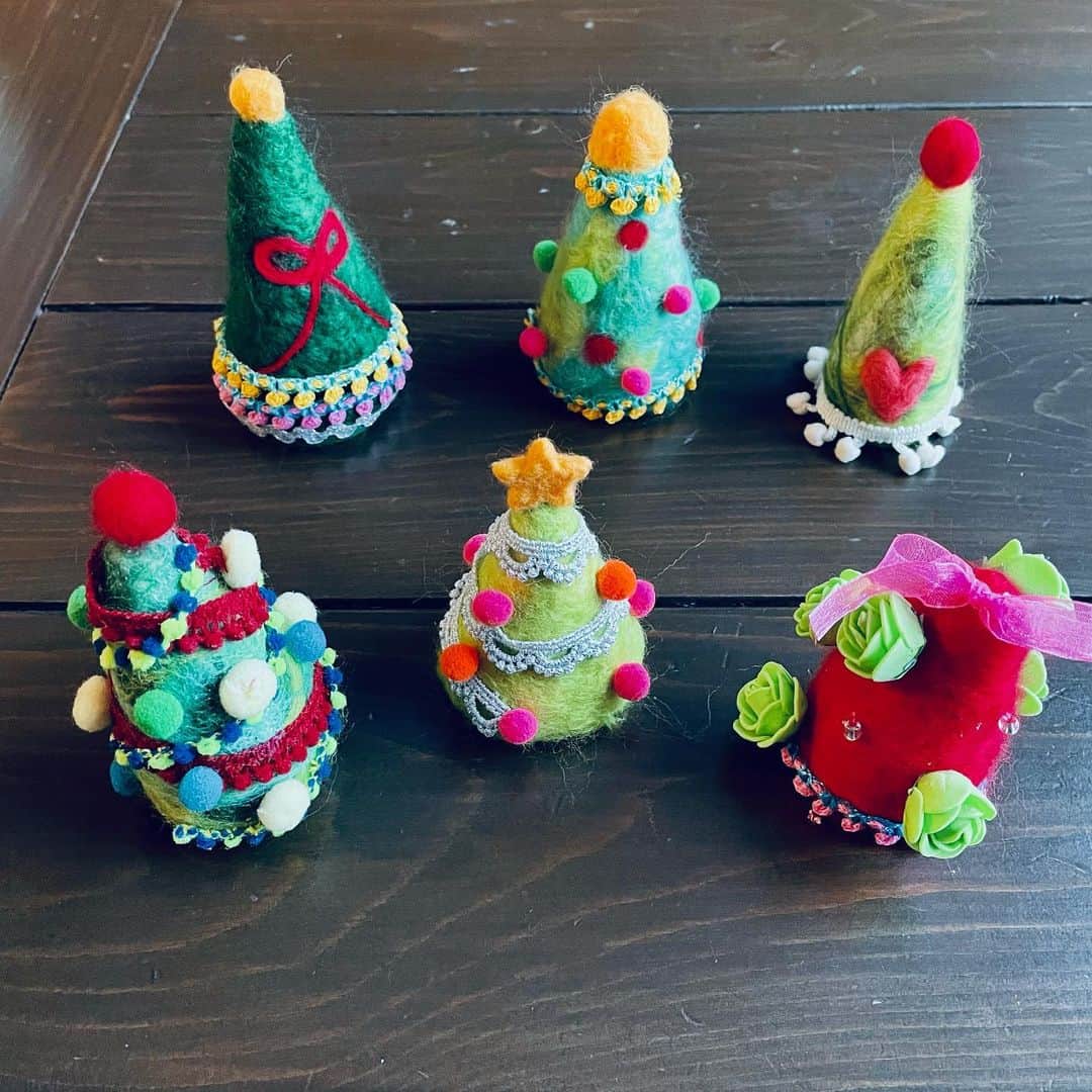 光浦靖子のインスタグラム：「久々の手芸部　in Canada  #christmastrees  #needlefelting  #needlefeltingclub #biginners」