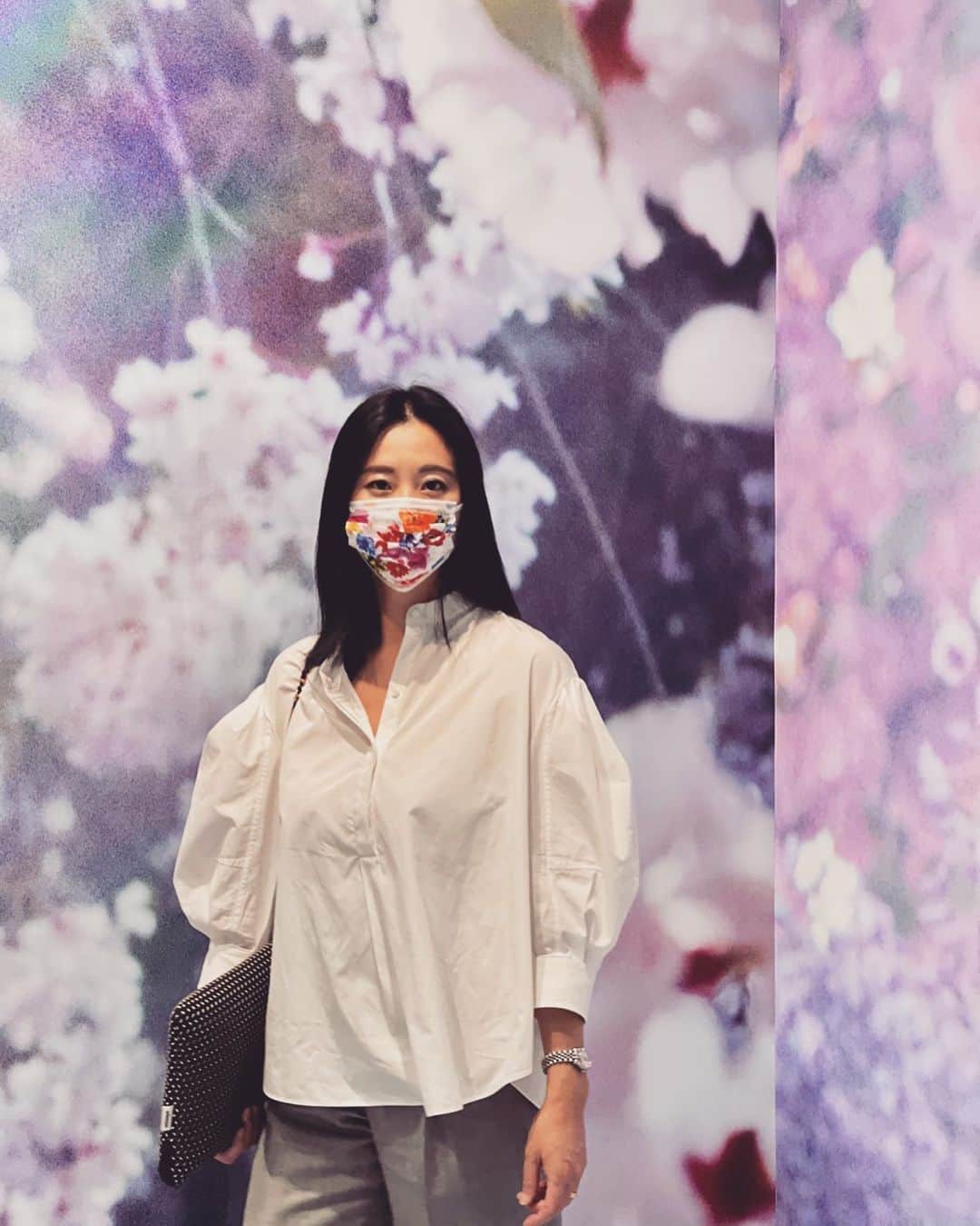 三浦瑠麗さんのインスタグラム写真 - (三浦瑠麗Instagram)「蜷川実花さんの東京・上野の森美術館の展覧会いってきました。 お花に包まれて、多幸感が。もう今週末までで終わりなのでみなさまもぜひ。」11月12日 13時05分 - lullymiura