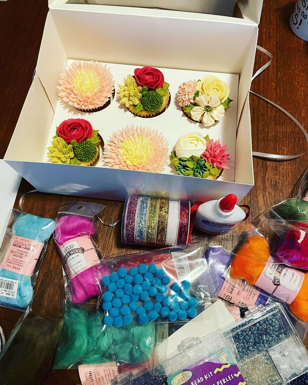 光浦靖子のインスタグラム：「手芸のおとものケーキがやばい。 #superbeautifulcake」