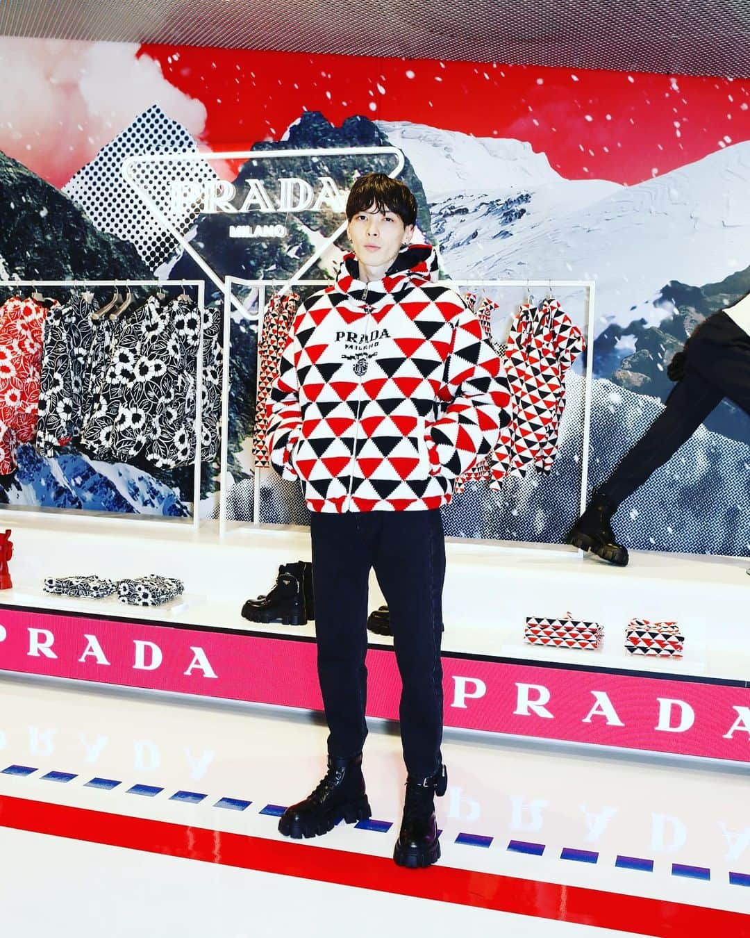 守屋光治のインスタグラム：「ウィンタースポーツからインスパイアされたウィンターコレクション「プラダ オン アイス」。 プラダ青山店に行ってきました。  ダウンジャケットやニットなど、ノルディックな雰囲気が今時期に欲しくなったなー。 ボブスレーの置き物とかも見てほしい👍  このインスタレーションは11月24日（水）より、阪急うめだ本店 １階 コトコトステージでも開催予定らしいです！  #PradaOnIce #Prada @Prada @mensnonnojp #pr」