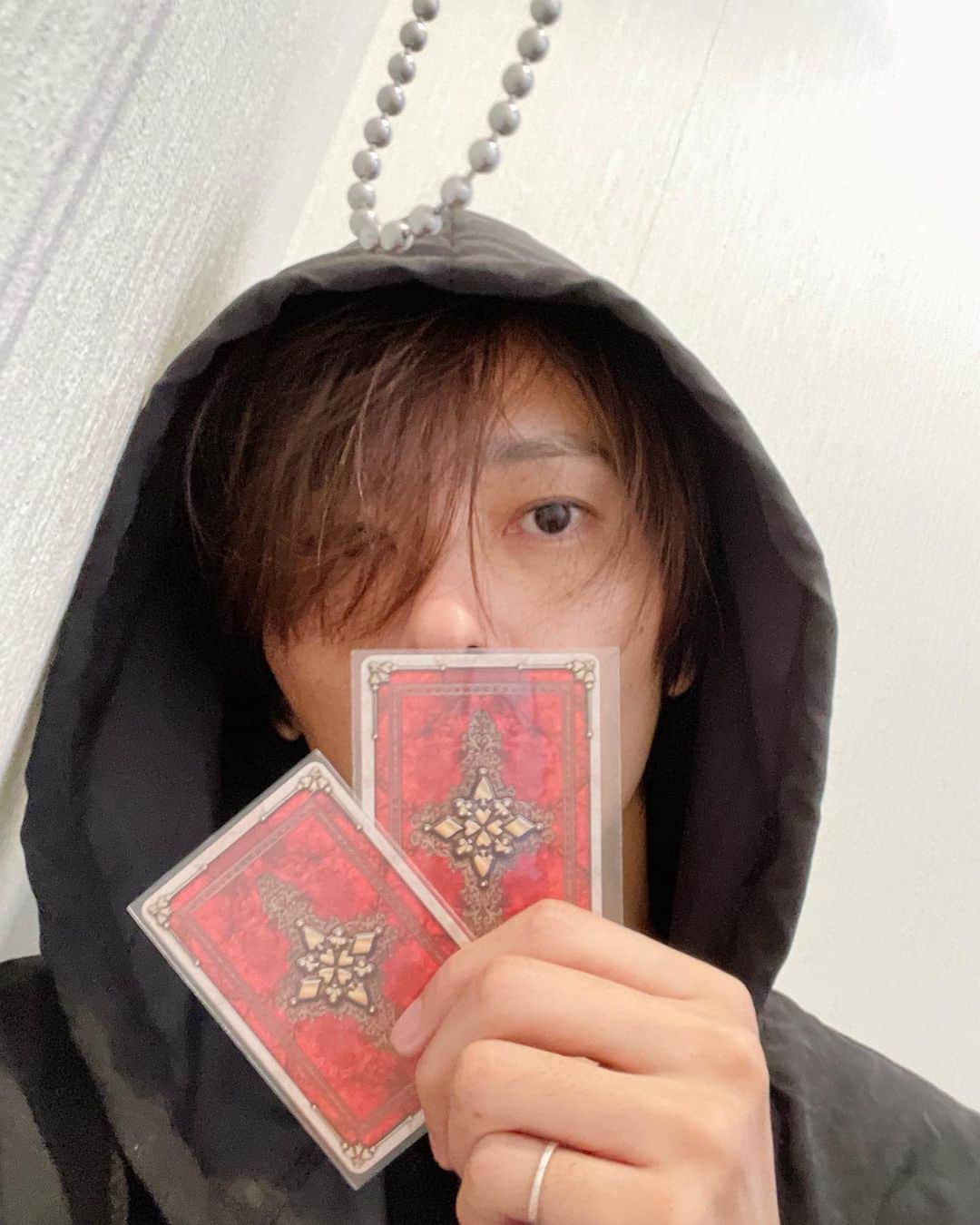 椿隆之のインスタグラム：「こんばんは。　夜は冷え込みますね、暖かくしてくださいね。　  12月25日 大阪で今年最後のイベントがあります。  #クリスマス  #カード  #イベント  #大阪」
