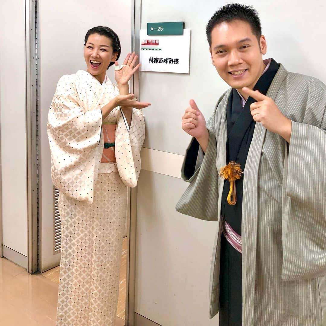 林家あずみさんのインスタグラム写真 - (林家あずみInstagram)「TV出演のお知らせです😃なんと、２つも😆✌️  まずは、11月14日(日)朝5時15分から NHKの『立川志らくの演芸図鑑』で三味線漫談やらせてもろてます😆✌️  写真は収録日が同じ日でご一緒させていただいた伯山お兄さんですが、14日の放送には出てらっしゃいません😃  そして、11月17日（水）夜7時からBS日テレ『笑点特大号2時間スペシャル』にて、師匠たい平が司会の『金言大喜利』に出演させていただいています😆✨  是非観て下さいませ✨  #林家あずみ #NHK演芸図鑑 #BS日テレ笑点特大号」11月12日 13時37分 - kurohime424