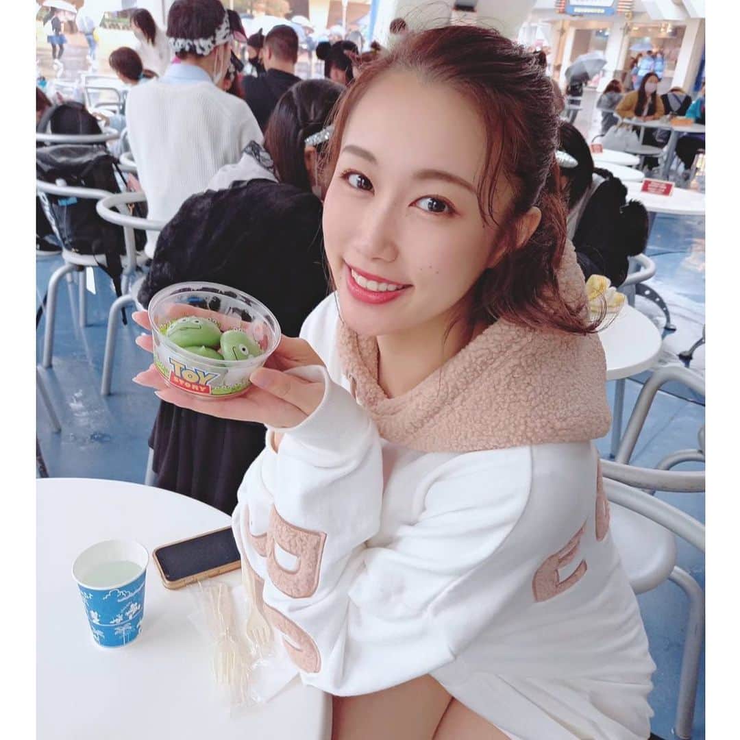 のインスタグラム：「ః◌꙳✧ంః◌꙳✧ంః◌꙳✧ం  リトルグリーンまん ＊チョコクリーム🍫 ＊ストロベリークリーム🍓 ＊カスタードクリーム💛 3種類入ってます！！  クリスマスメニュー チョコレートチュロス🎄☃️  可愛いものいっぱいで色々食べたくなっちゃいます🥰  #disney #disneyland #クリスマス #リトルグリーンまん #チュロス」
