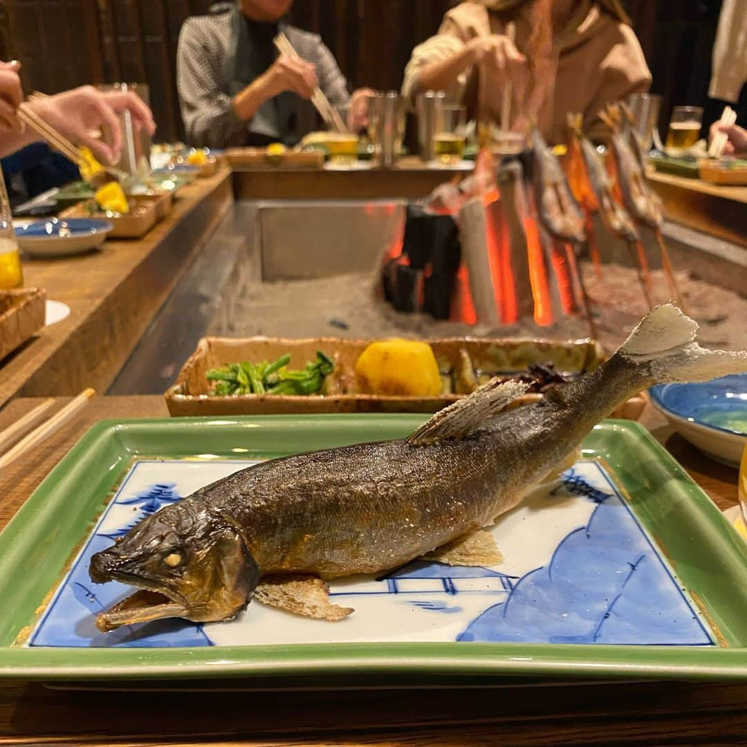 市原彩花さんのインスタグラム写真 - (市原彩花Instagram)「岐阜県「柳家」🍁  ジビエ料理の最高峰を食べに女子8人でグルメ遠征してきたよ😋  憧れの柳家に行けて大感激🥺✨ 鮎、鹿、熊、猪、、大好きなジビエをお腹いっぱい食べたよ🥰 〆のお出汁でのばしたトロロ麦飯は、美味し過ぎておかわり🤤 雰囲気も最高で、みんなで来れて良かったな〜としみじみ☺️  友達はみんな元レースクイーンとかモデル仲間✨ 平日の夕方に、食費以上の交通費をかけて岐阜まで集まってくれる友達が7人もいるって幸せだなぁと実感したよ🥺 ありがとう🥺✨  あーちゃんの日本グルメツアーはまだまだ続く…😋🍽  #柳家#yanagiya#岐阜県#ジビエ料理#ジビエ#gibier#モデル#レースクイーン」11月12日 14時51分 - ayaka_ichihara