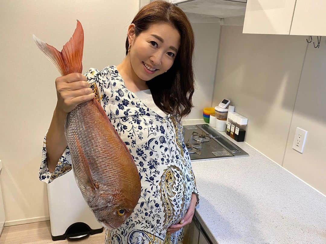 村西利恵のインスタグラム：「✔︎ すごい鯛が家に届いた…🤣 ⁡ 「釣りたガール！濃いめ」を引き継いでくれた ⁡ 新人釣り女子、舘山アナ @seina_tateyama_ が ⁡ 新人らしからぬ大鯛を釣り上げて送ってくれました😭💕 ⁡ タイラバ初めてでこれは凄すぎるっ❣️ ⁡ 先生役にそらなさゆりさんをお迎えし ⁡ 愛媛県愛南町の濃い魚影を存分に楽しんだ、 ⁡ その模様が放送されます😍 ⁡ 釣りビジョンでは 11/14(日)夜9:00〜 初回放送 ⁡ カンテレでは 11/28(日)朝5:15〜　タイラバ編 12/5(日)朝5:15〜 堤防五目編 ⁡ です！この大鯛は ⁡ 「ムラニシさんを思って釣り上げたので食べてください🐟」と言ってもらったので😢💕 ⁡ 大事に大事にいただきました🍽 ⁡ お腹の中の釣りたガール👶も、ご馳走が運ばれてきて(臍の緒から) ⁡ 狂喜乱舞していました🤣 ⁡ ⁡ #カンテレ #釣りビジョン #釣りたガール濃いめ #釣りたガール #タイラバ #初挑戦 #愛南町 #堤防五目 #そらなさゆり　さん #舘山聖奈　アナ #美女2人の釣行 #たくさんお魚釣れてます #ぜひご覧ください」