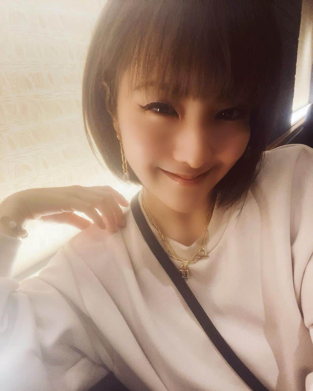 希良梨のインスタグラム：「今日も、素敵な一日をね✨✨💕 お天気気持ちいけど、肌寒い！！  #haveaniceday #goodvibes #love #japan #taiwan #taipei #simple #nature」