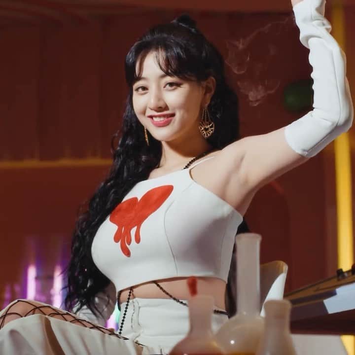 ジヒョのインスタグラム：「♡ i still haven‘t processed the album it‘s SO good i honestly think it‘s their best😭😭 the scientist music video was so cute too💔💔⠀ — Scientist MV -> don‘t forget to stream! (link in my bio)」