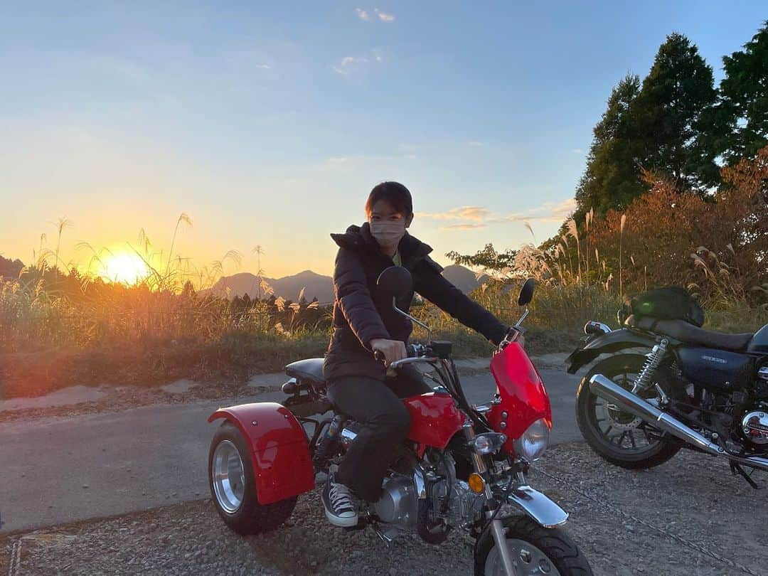 福本愛菜さんのインスタグラム写真 - (福本愛菜Instagram)「これは曽爾村にロケ行ったやつ🏍  バギーで曽爾高原まで行ったよ💓 寒かったけど気持ちよかったな〜🥰  #奈良 #曽爾村 #曽爾高原 #バギー #すすき #夕焼け #景色 #最高」11月12日 15時09分 - aina_fukumoto