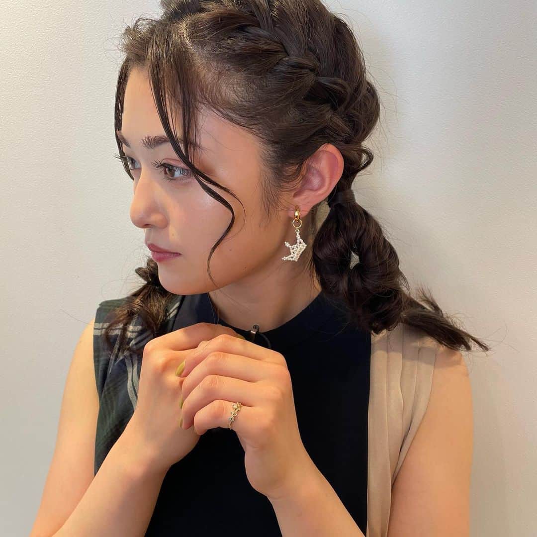 井上咲楽さんのインスタグラム写真 - (井上咲楽Instagram)「動物スクープ TBS ありがとうございました！ 実家で飼っている猫、みそをシャンプーしました！意外とおとなしくて、誇らしかったです！！ 衣装 onepiece @ezumi.official  @mandassociates  earrings & earcuff & left hand rings @nojess_official  right hand rings @agete_official  shoes @charleskeith_jp」11月12日 15時40分 - bling2sakura