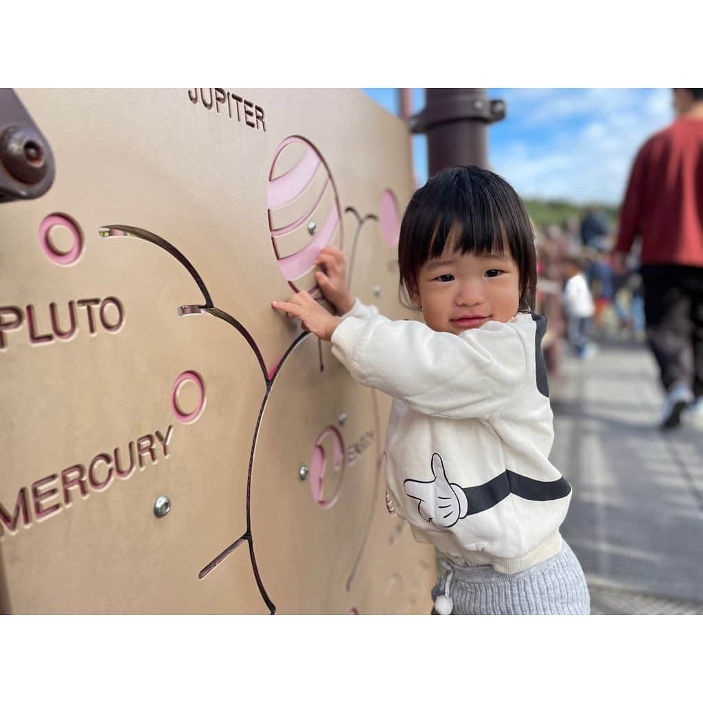 山田真以のインスタグラム：「秋の公園あそび🍂👟🍎 パパと会えないうちに季節が移ろいゆく。 #1y6m  #公園フォト  #女の子ママ #👩‍👧」