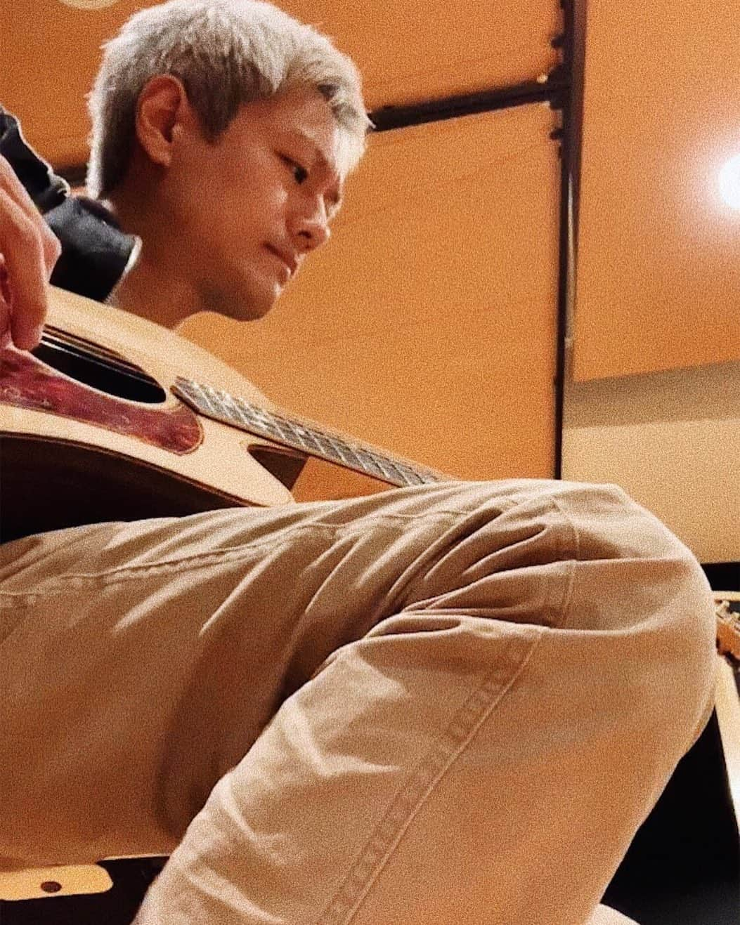 押尾学さんのインスタグラム写真 - (押尾学Instagram)「Practicing again🎸 #photooftheday #musiclover #martinacoustic #instagood」11月12日 16時11分 - manabuoshio_official