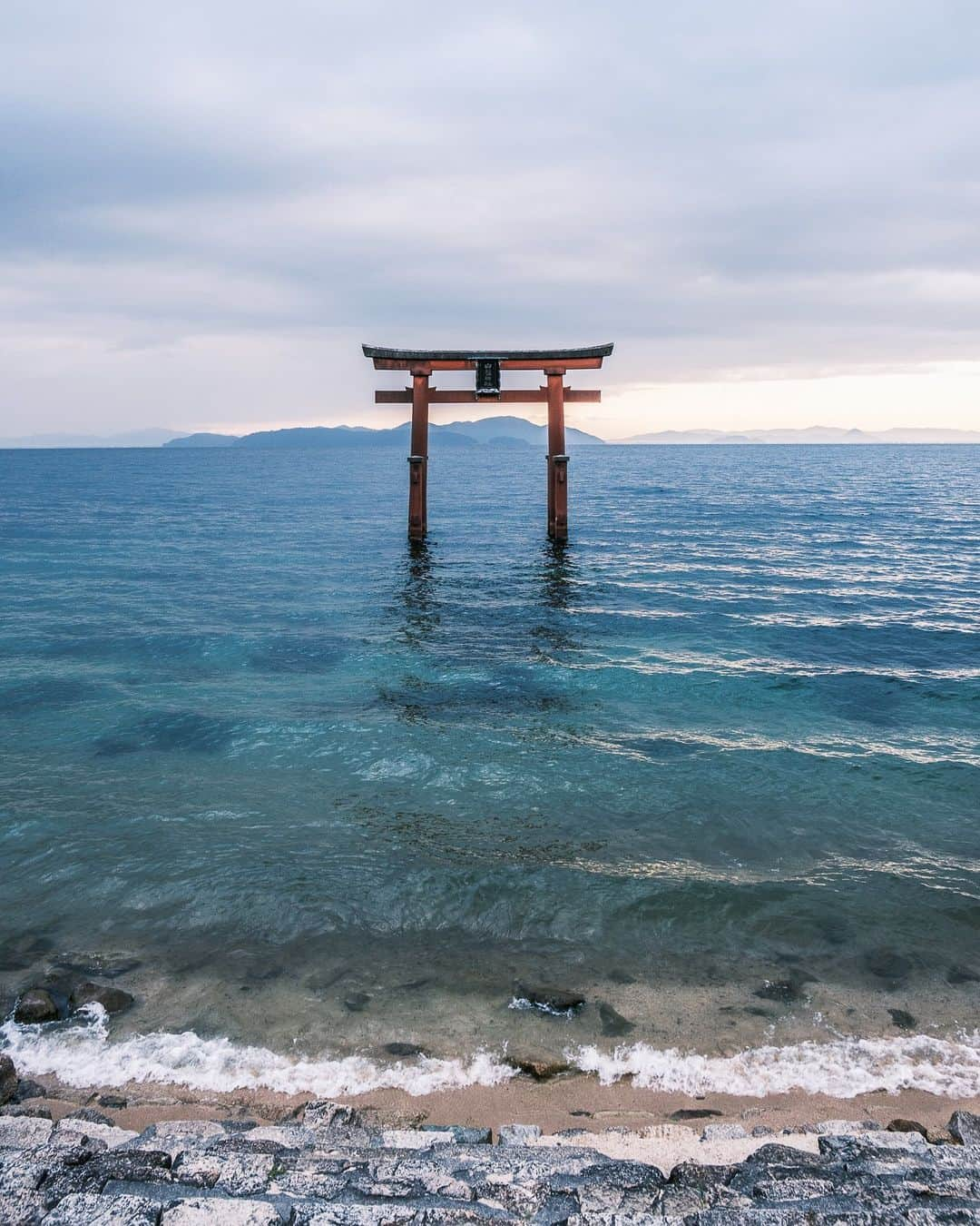 SHOCK EYEさんのインスタグラム写真 - (SHOCK EYEInstagram)「ずっーと行きたかった場所✨⛩ 滋賀県の琵琶湖のほとりにある白髭神社。  日本一の湖、琵琶湖に立つ鳥居は圧巻。  日が昇って間も無くの時間、、 雲の隙間から御幸がさしこみ、神様が降臨したかのような風景。  動画から雰囲気伝わるかな＾＾  すごかった🙏✨  #白髭神社 #琵琶湖 #滋賀県 #神社 #鳥居 #toriigate #shigaprefecture #shrine」11月12日 16時29分 - shockeye_official