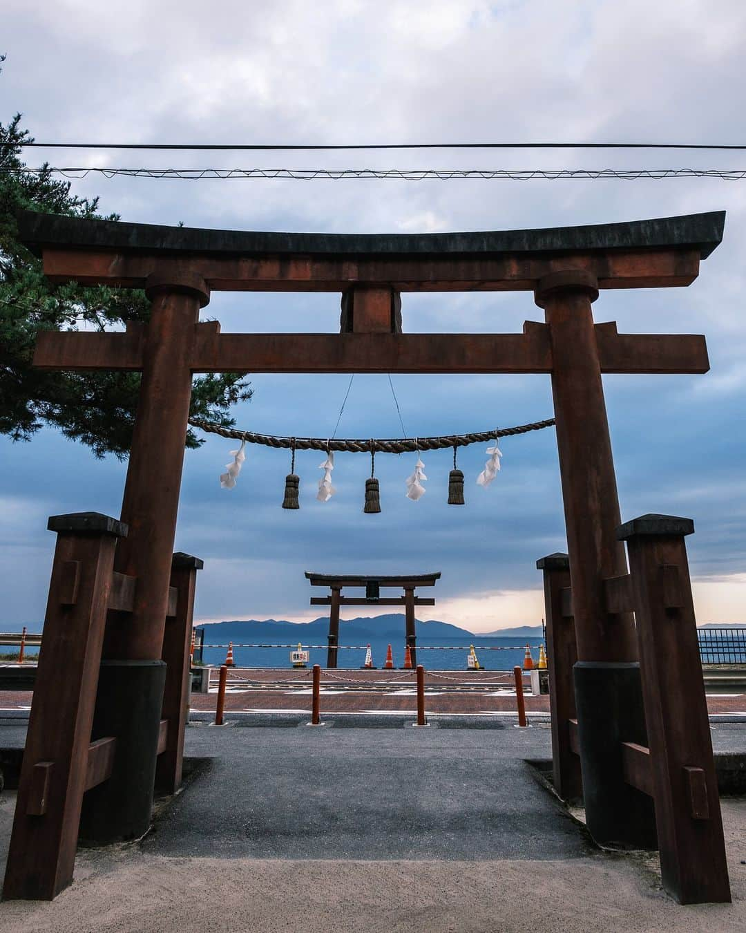 SHOCK EYEさんのインスタグラム写真 - (SHOCK EYEInstagram)「ずっーと行きたかった場所✨⛩ 滋賀県の琵琶湖のほとりにある白髭神社。  日本一の湖、琵琶湖に立つ鳥居は圧巻。  日が昇って間も無くの時間、、 雲の隙間から御幸がさしこみ、神様が降臨したかのような風景。  動画から雰囲気伝わるかな＾＾  すごかった🙏✨  #白髭神社 #琵琶湖 #滋賀県 #神社 #鳥居 #toriigate #shigaprefecture #shrine」11月12日 16時29分 - shockeye_official