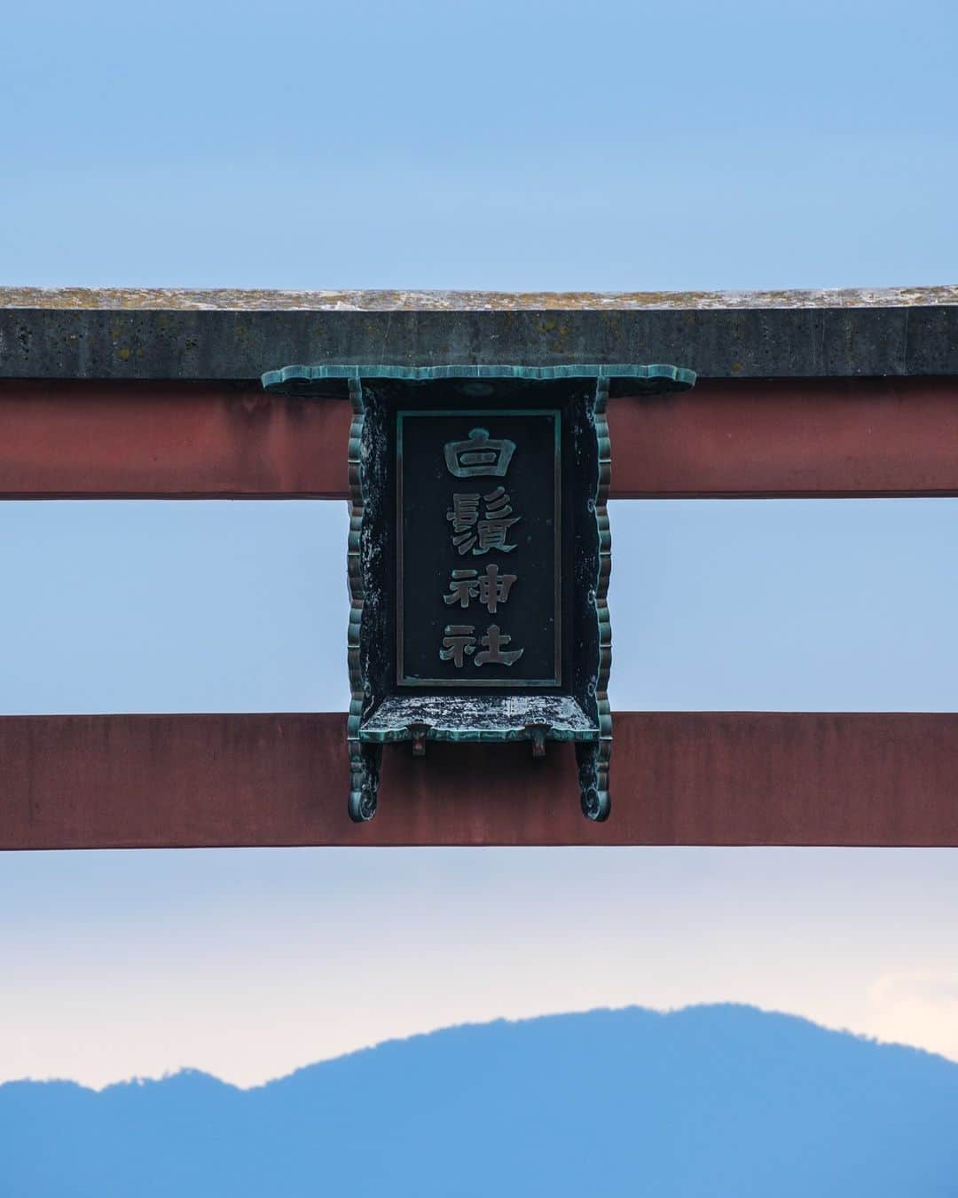 SHOCK EYEさんのインスタグラム写真 - (SHOCK EYEInstagram)「ずっーと行きたかった場所✨⛩ 滋賀県の琵琶湖のほとりにある白髭神社。  日本一の湖、琵琶湖に立つ鳥居は圧巻。  日が昇って間も無くの時間、、 雲の隙間から御幸がさしこみ、神様が降臨したかのような風景。  動画から雰囲気伝わるかな＾＾  すごかった🙏✨  #白髭神社 #琵琶湖 #滋賀県 #神社 #鳥居 #toriigate #shigaprefecture #shrine」11月12日 16時29分 - shockeye_official