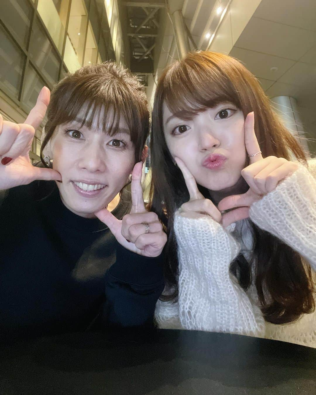 鈴木愛理さんのインスタグラム写真 - (鈴木愛理Instagram)「✴︎ 少し前に @saori___yoshida さんとお久しぶりにランチ🍴💓  ピュアすぎて乙女すぎる太陽みたいな沙保里さん🌞  ランチしてた時間なんてあっという間で、何喋ってるんだか！みたいな内容の会話&8割爆笑で6時間くらい一緒にいました笑  最高に素敵な日でした❤︎  #👆このポーズ #愛理ちゃんのポーズでもなければ #鬼がわらでもおにぎりマンでもありません #新曲のハイビート気分の振り付けに少し出てくるだけです🤣  #最後の写真は #アヒル口ってどうやってやるんだっけの結果です #アヒル口懐かしい #そして正解最後までわからなかった#笑笑  ※撮影時だけマスク外してます ※写真は反転してます🙇‍♀️」11月12日 16時46分 - airisuzuki_official_uf