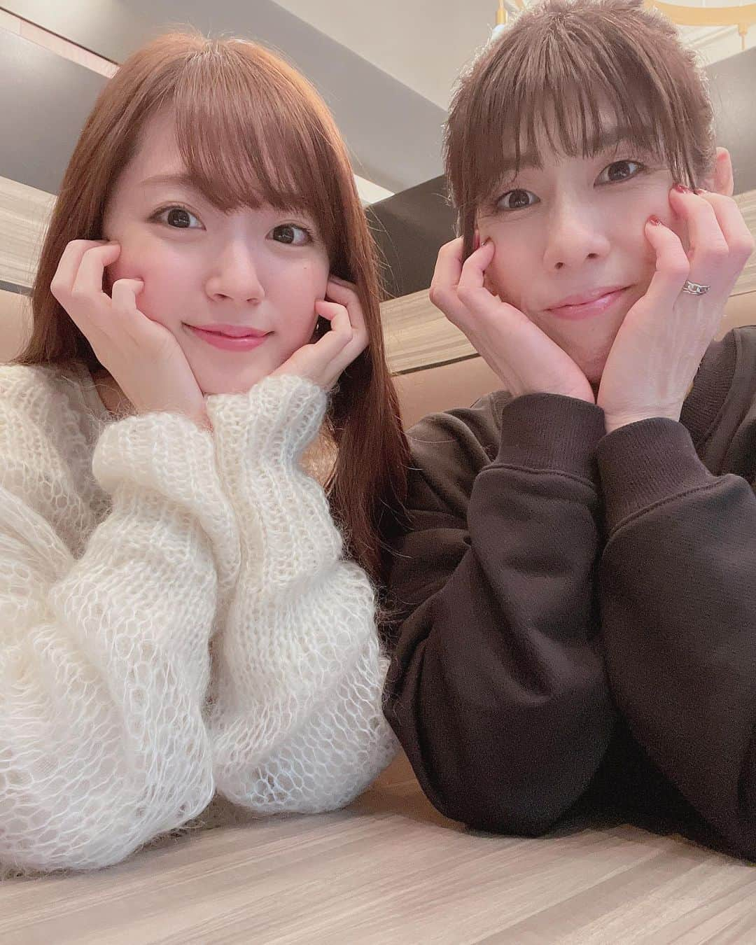 鈴木愛理さんのインスタグラム写真 - (鈴木愛理Instagram)「✴︎ 少し前に @saori___yoshida さんとお久しぶりにランチ🍴💓  ピュアすぎて乙女すぎる太陽みたいな沙保里さん🌞  ランチしてた時間なんてあっという間で、何喋ってるんだか！みたいな内容の会話&8割爆笑で6時間くらい一緒にいました笑  最高に素敵な日でした❤︎  #👆このポーズ #愛理ちゃんのポーズでもなければ #鬼がわらでもおにぎりマンでもありません #新曲のハイビート気分の振り付けに少し出てくるだけです🤣  #最後の写真は #アヒル口ってどうやってやるんだっけの結果です #アヒル口懐かしい #そして正解最後までわからなかった#笑笑  ※撮影時だけマスク外してます ※写真は反転してます🙇‍♀️」11月12日 16時46分 - airisuzuki_official_uf