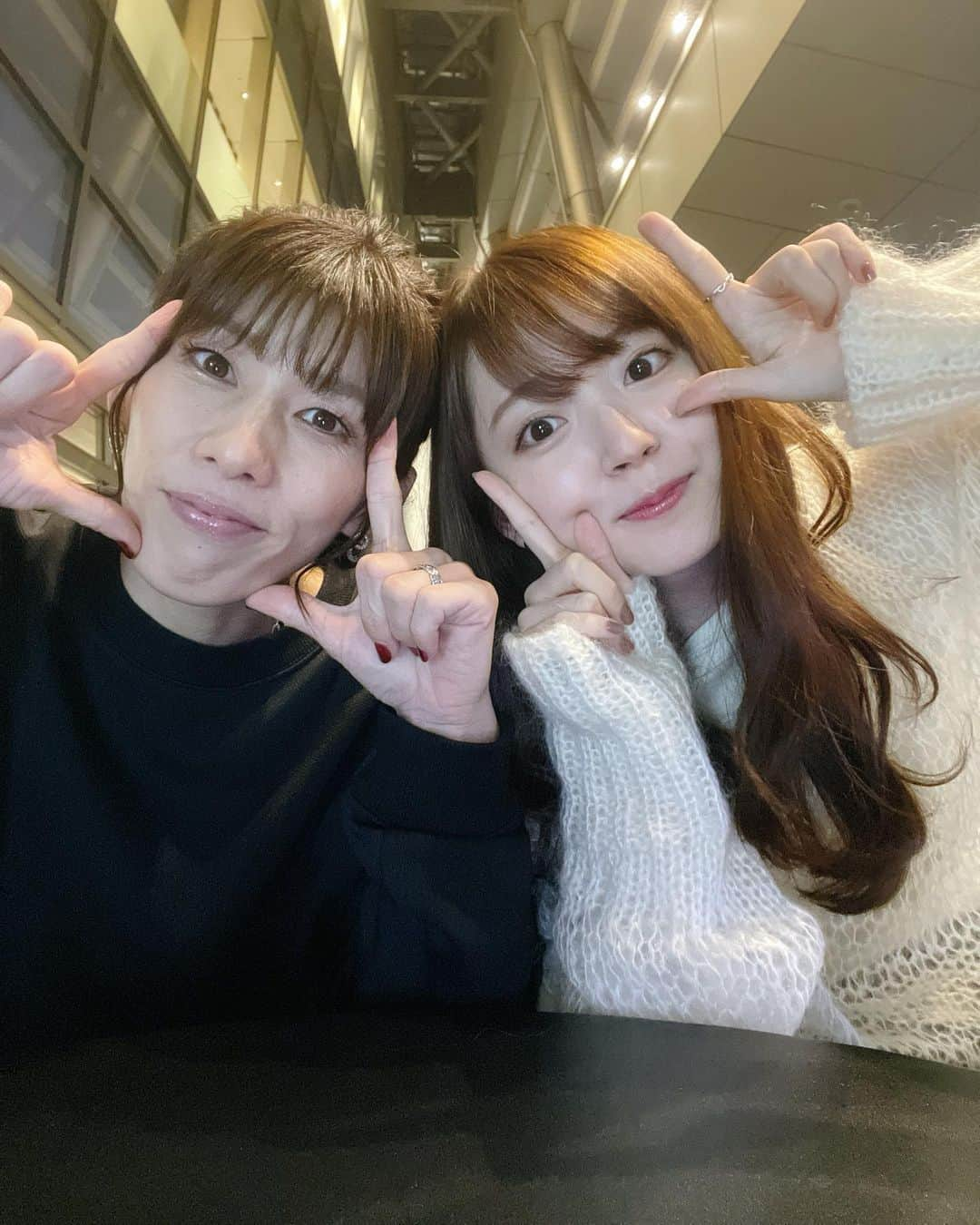 鈴木愛理さんのインスタグラム写真 - (鈴木愛理Instagram)「✴︎ 少し前に @saori___yoshida さんとお久しぶりにランチ🍴💓  ピュアすぎて乙女すぎる太陽みたいな沙保里さん🌞  ランチしてた時間なんてあっという間で、何喋ってるんだか！みたいな内容の会話&8割爆笑で6時間くらい一緒にいました笑  最高に素敵な日でした❤︎  #👆このポーズ #愛理ちゃんのポーズでもなければ #鬼がわらでもおにぎりマンでもありません #新曲のハイビート気分の振り付けに少し出てくるだけです🤣  #最後の写真は #アヒル口ってどうやってやるんだっけの結果です #アヒル口懐かしい #そして正解最後までわからなかった#笑笑  ※撮影時だけマスク外してます ※写真は反転してます🙇‍♀️」11月12日 16時46分 - airisuzuki_official_uf